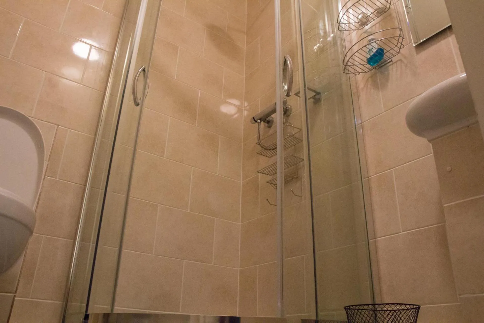 Bathroom in James John Hamilton House and backpacker hostel