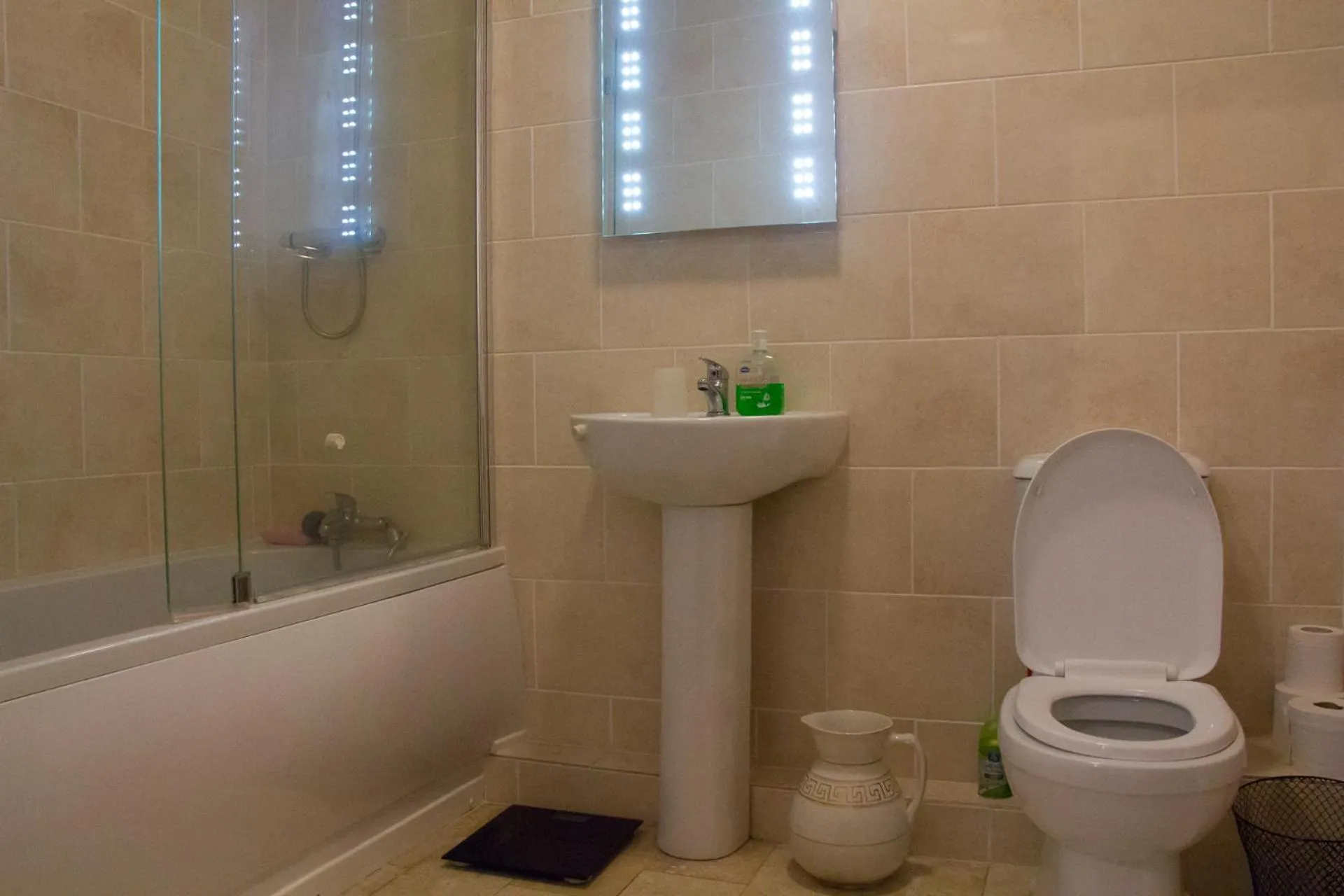 Bathroom in James John Hamilton House and backpacker hostel
