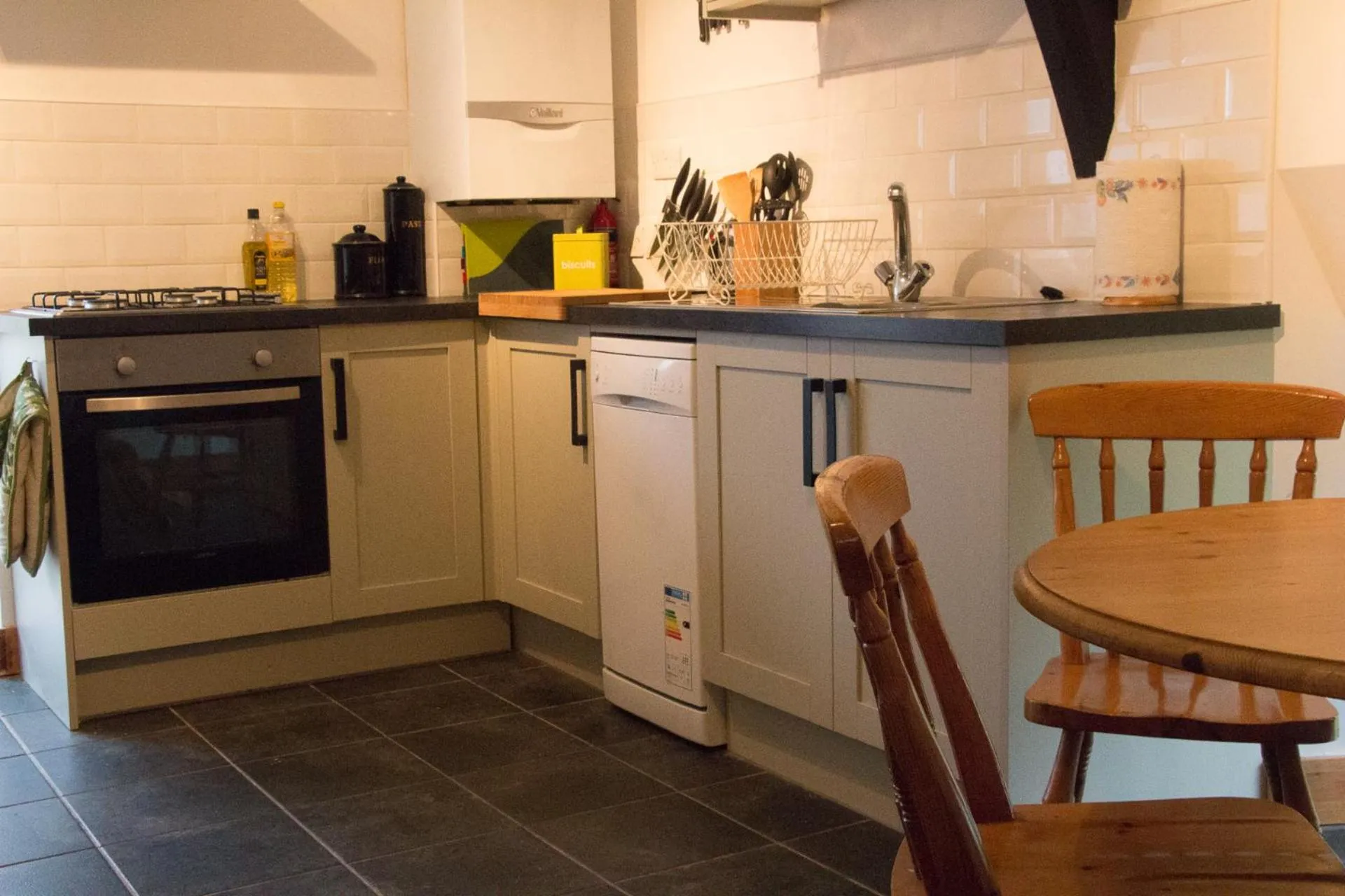 Kitchen or kitchenette in James John Hamilton House and backpacker hostel