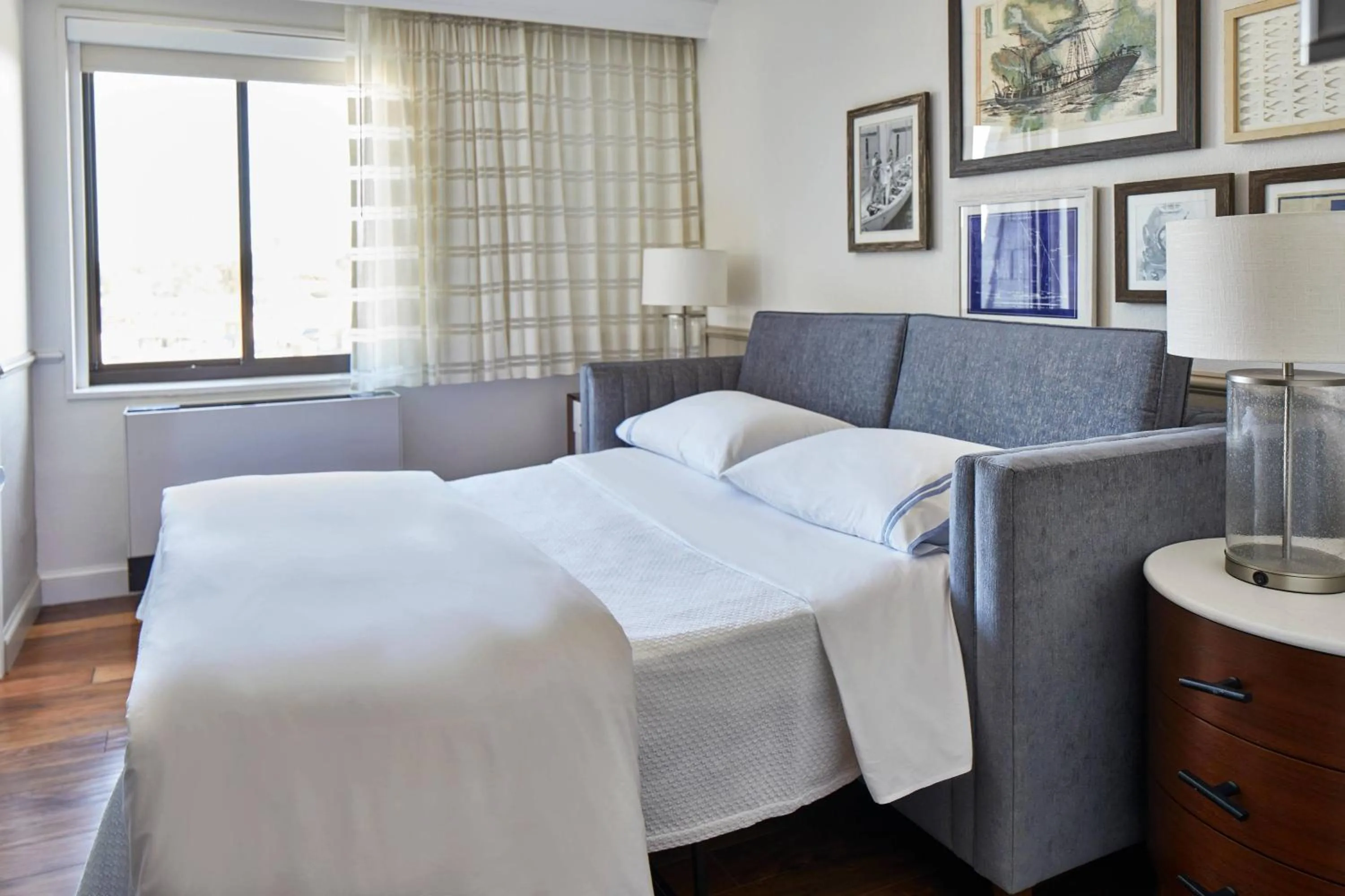 Photo of the whole room, Bed in Annapolis Waterfront Hotel, Autograph Collection