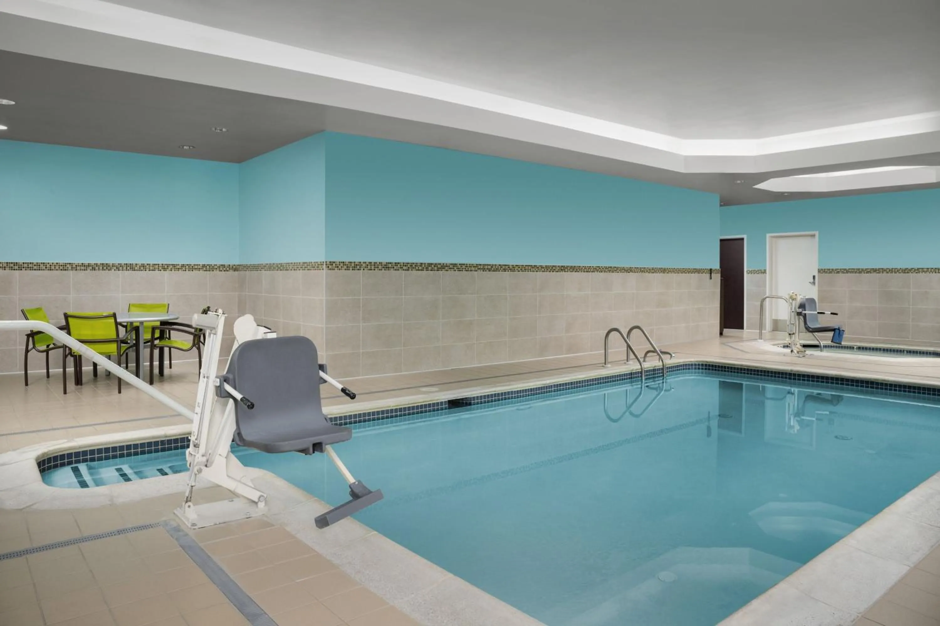 Swimming pool in SpringHill Suites by Marriott Annapolis