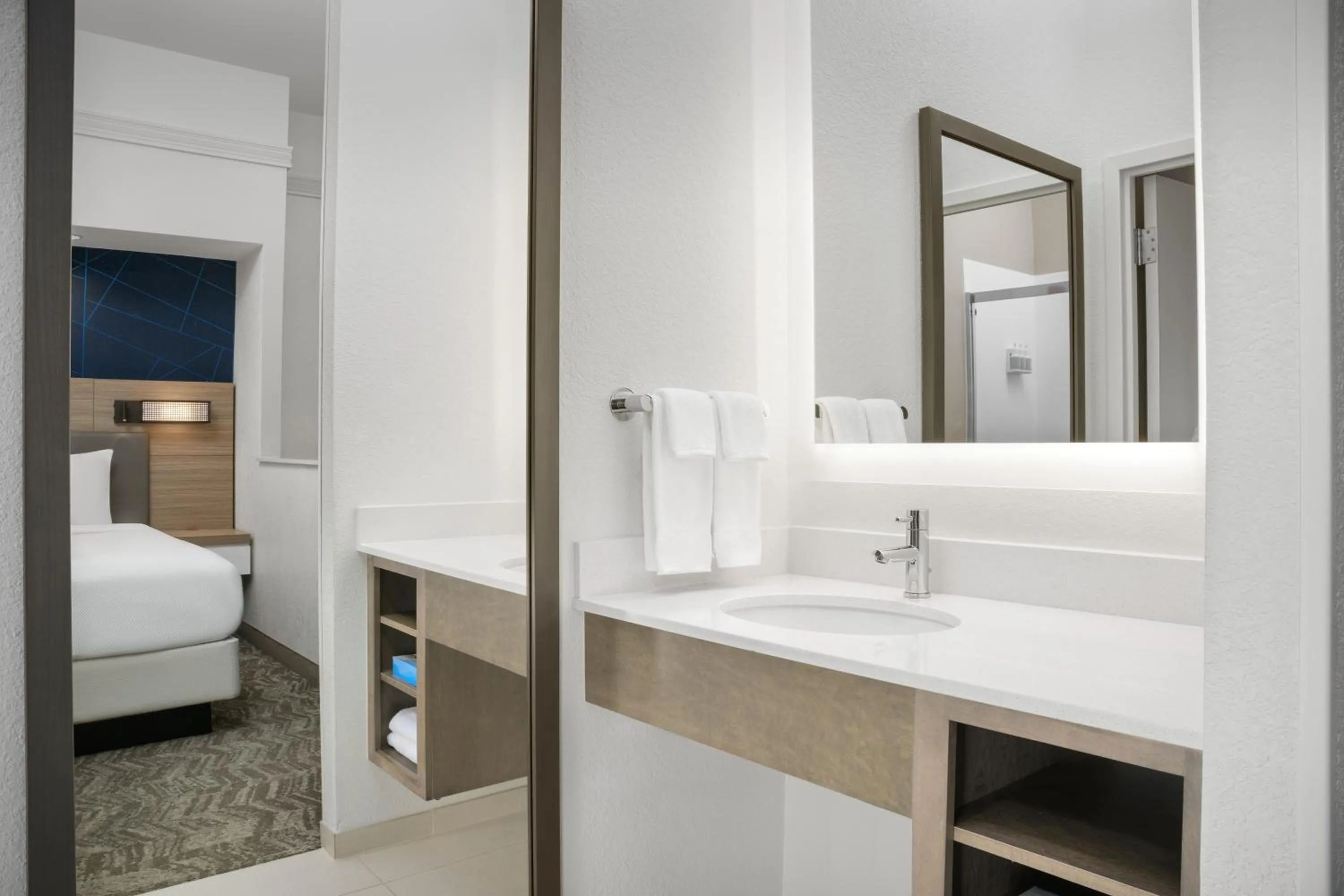 Bathroom, Bed in SpringHill Suites by Marriott Annapolis