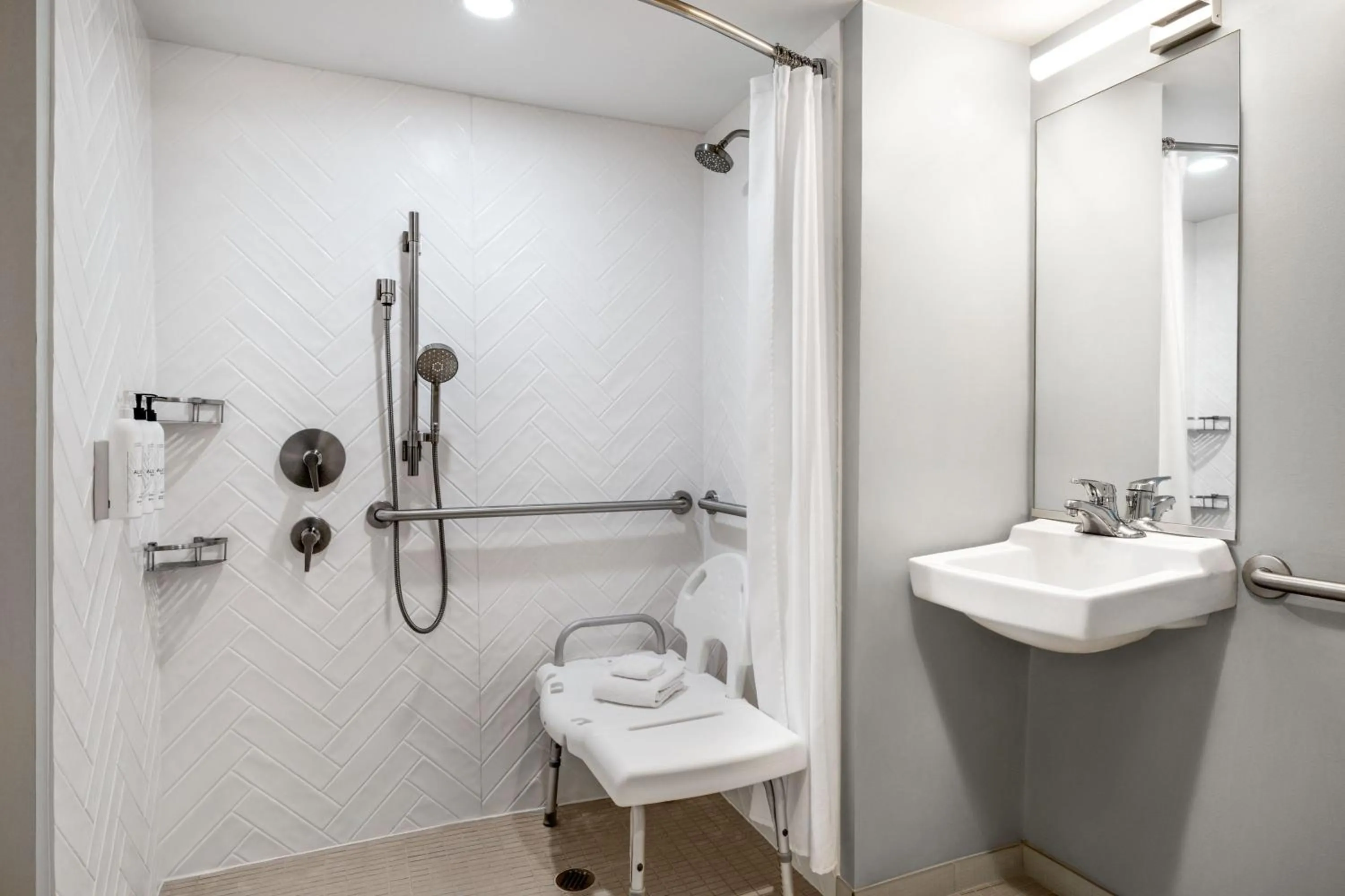 Bathroom in TownePlace Suites by Marriott Fort Meade National Business Park