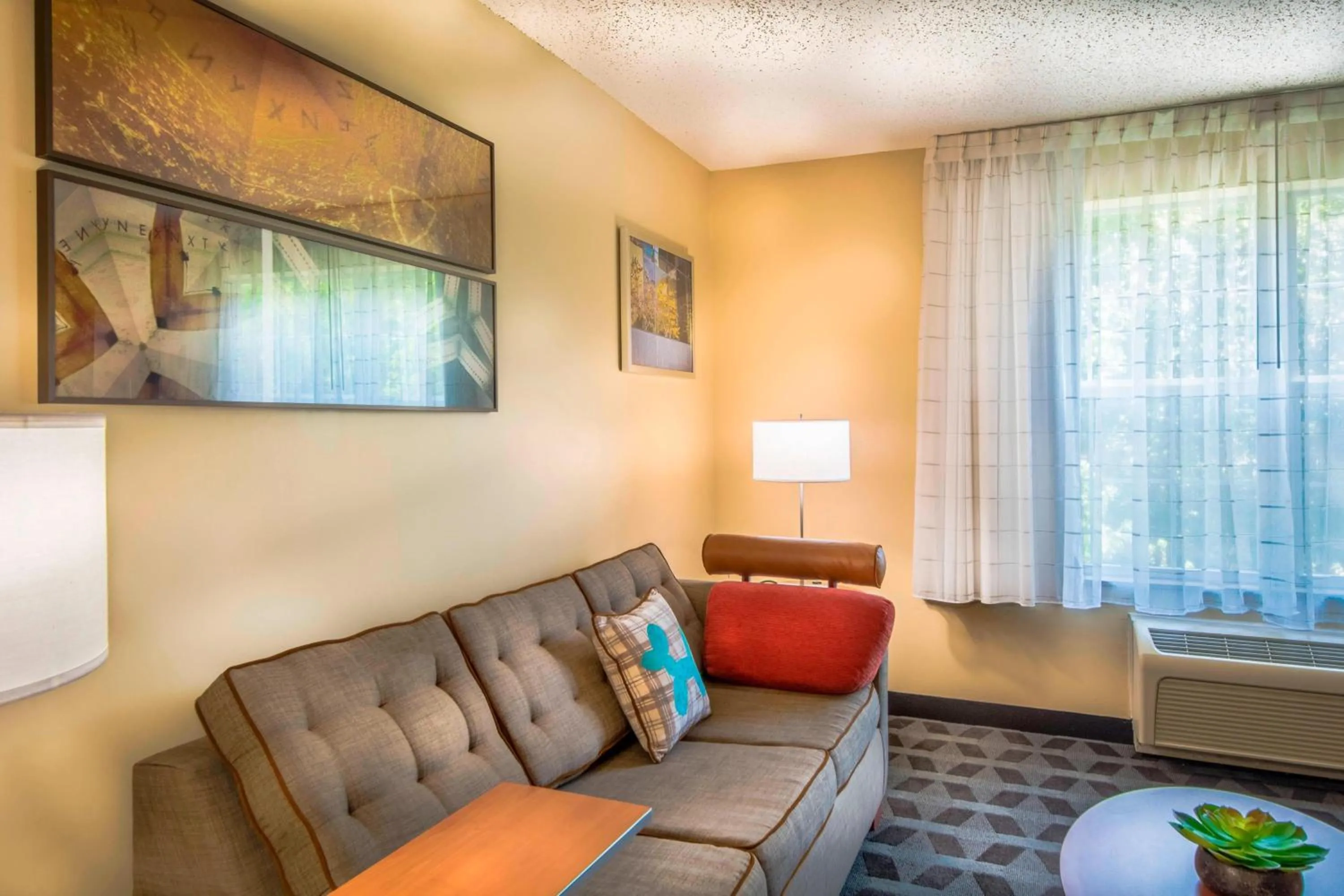 Living room in TownePlace Suites by Marriott Baltimore BWI Airport