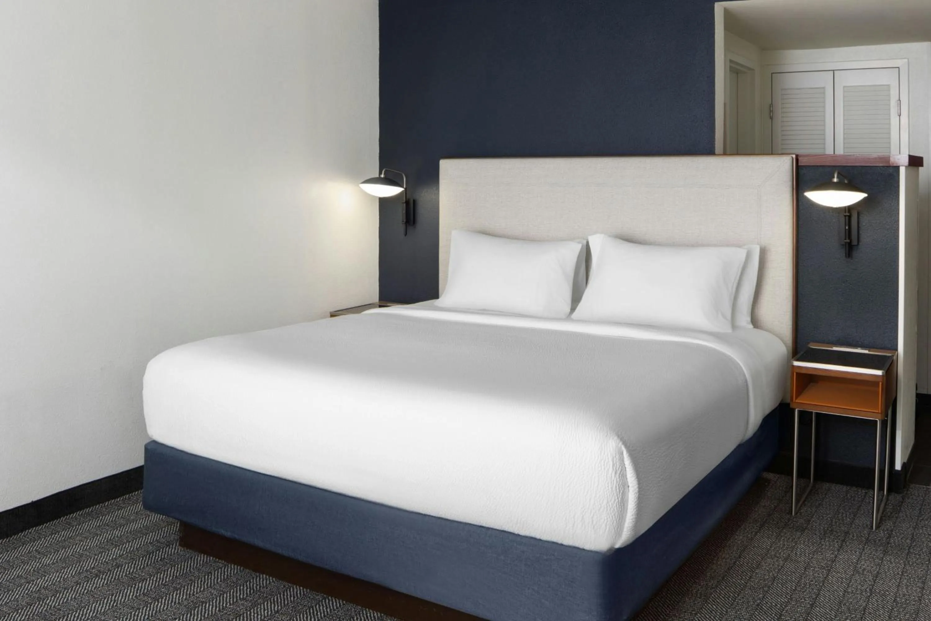 Photo of the whole room, Bed in Courtyard Columbia Downtown at USC