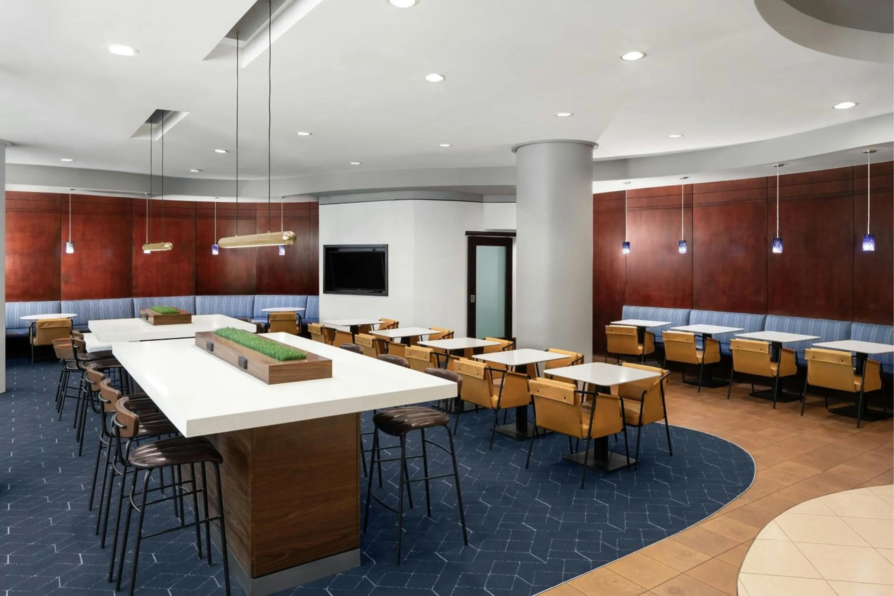 Restaurant/places to eat in Courtyard Columbia Downtown at USC