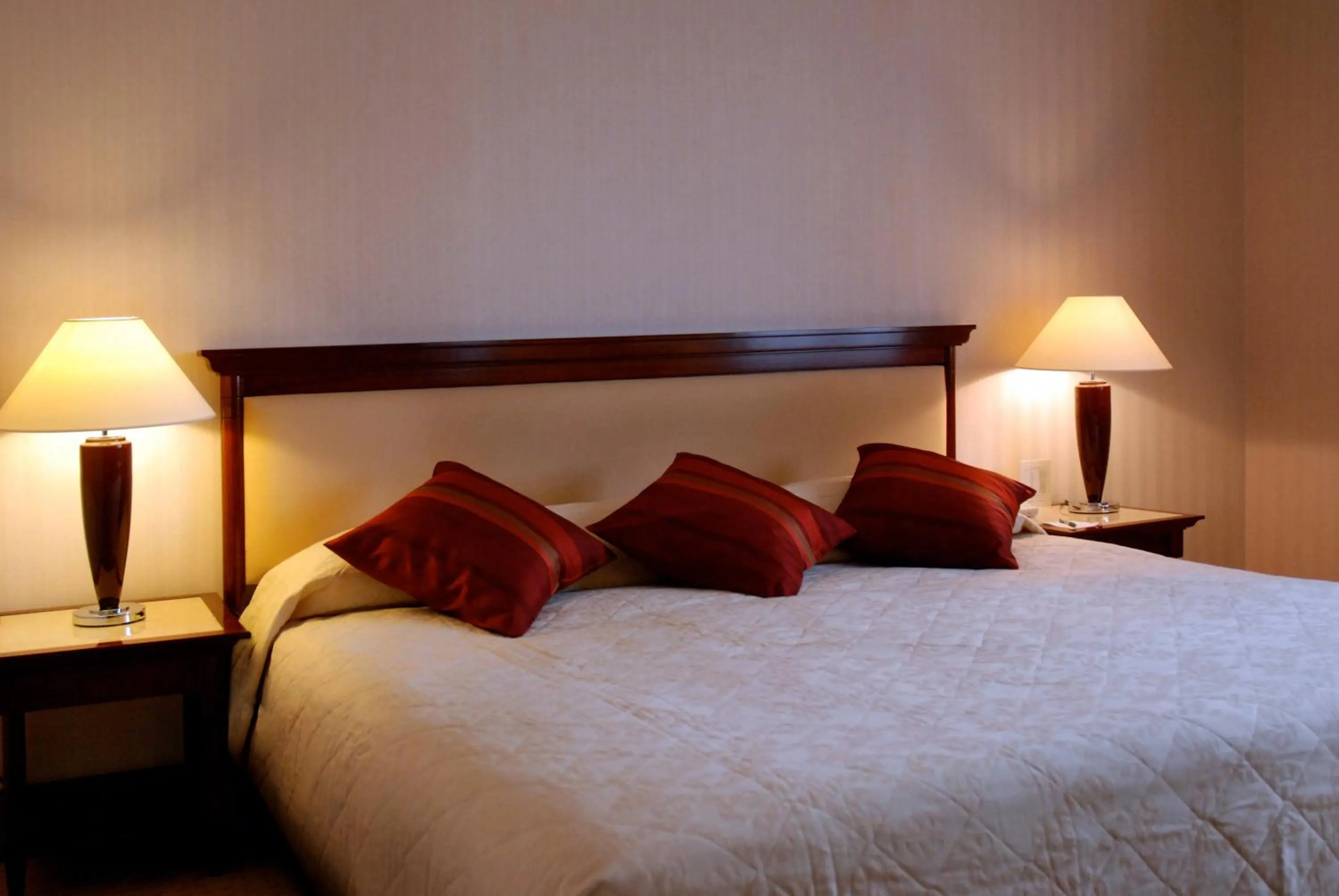 Bed in Evergreen Laurel Hotel