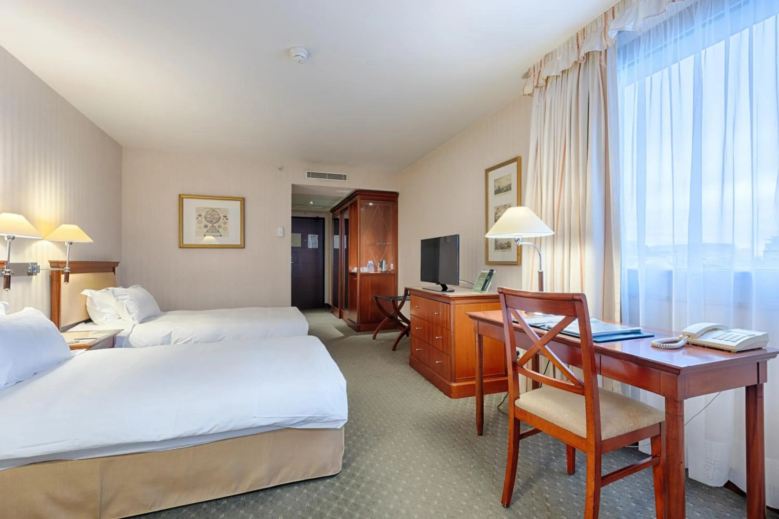 Bedroom, Bed in Evergreen Laurel Hotel Bedroom, Bed in Evergreen Laurel Hotel