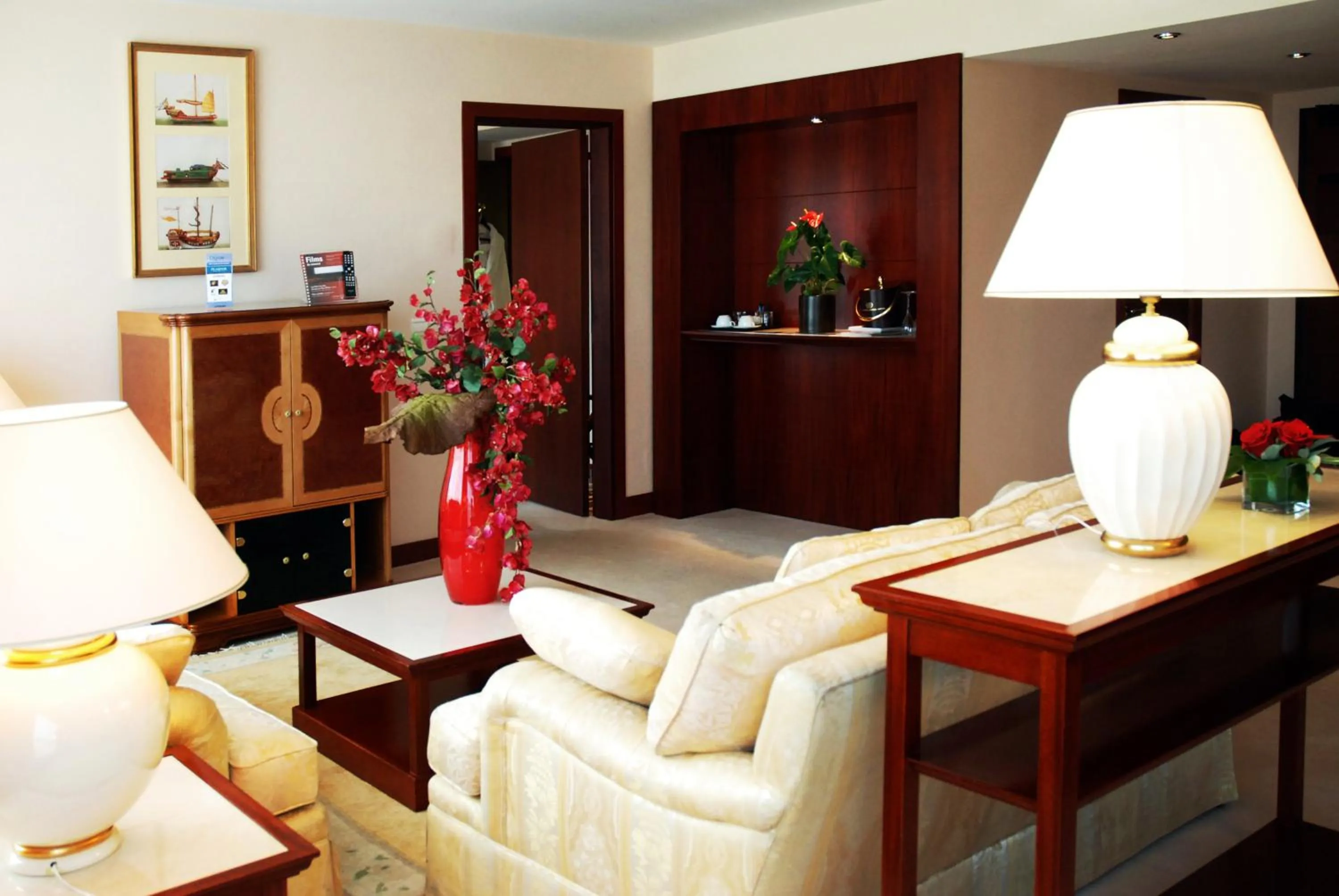 Living room in Evergreen Laurel Hotel