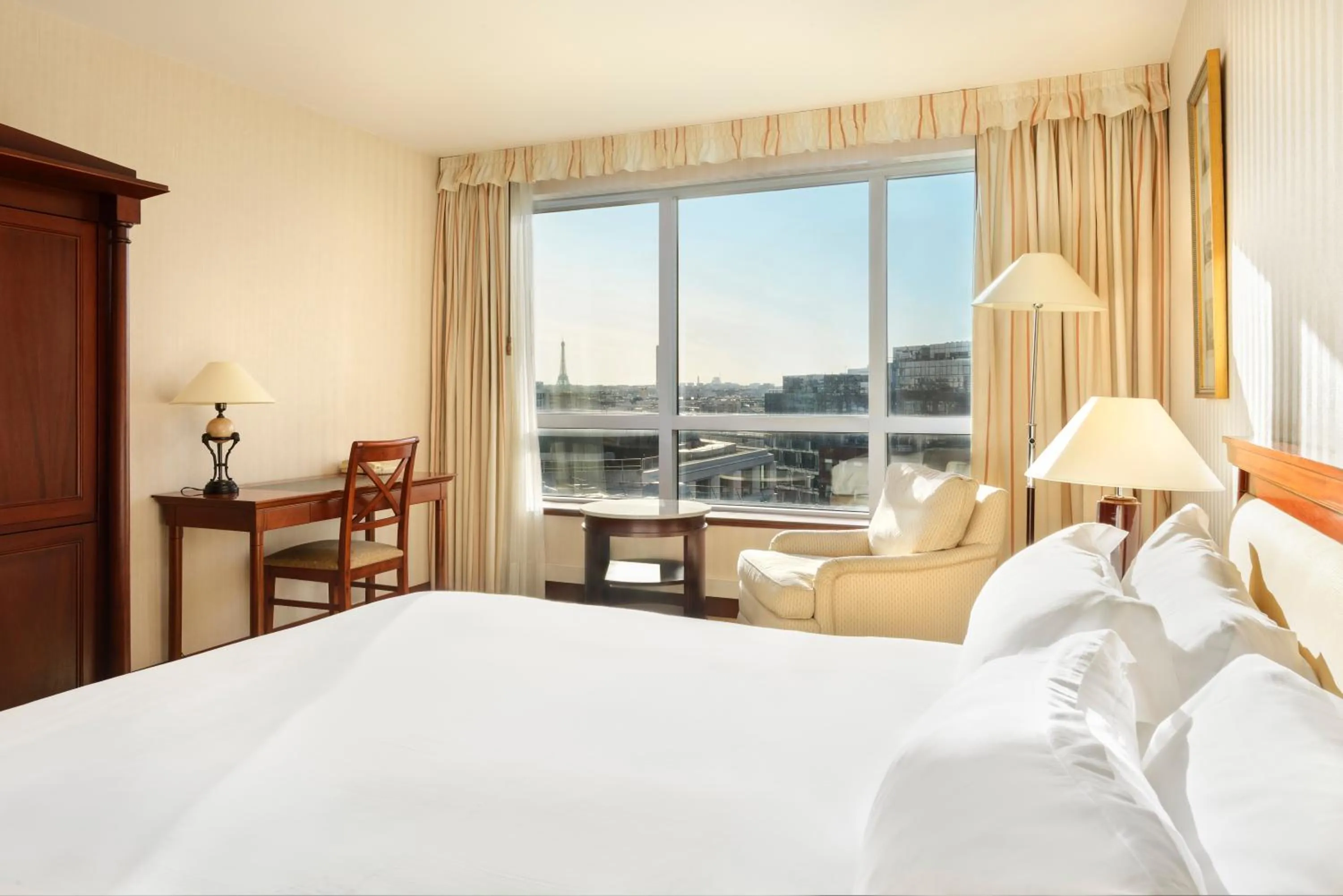 View (from property/room), Bed in Occidental Paris Levallois