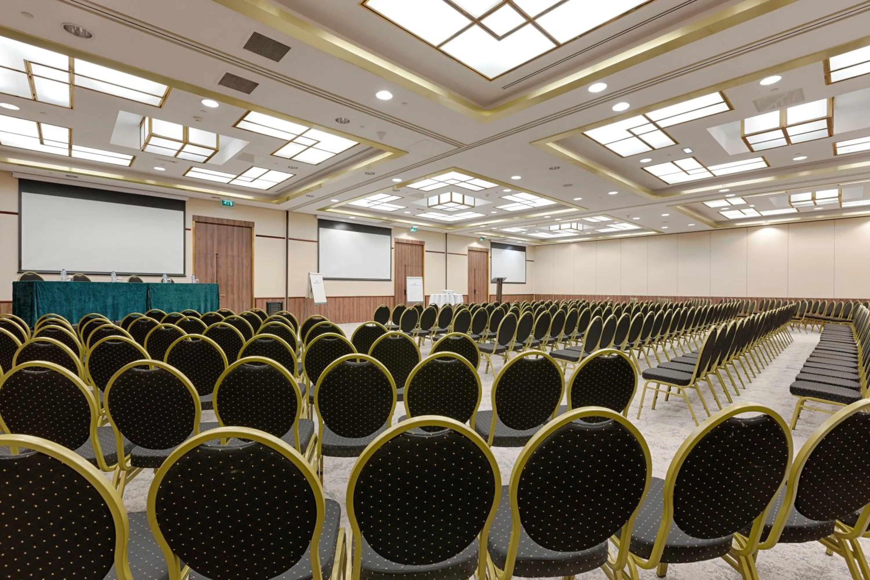 Meeting/conference room in Evergreen Laurel Hotel