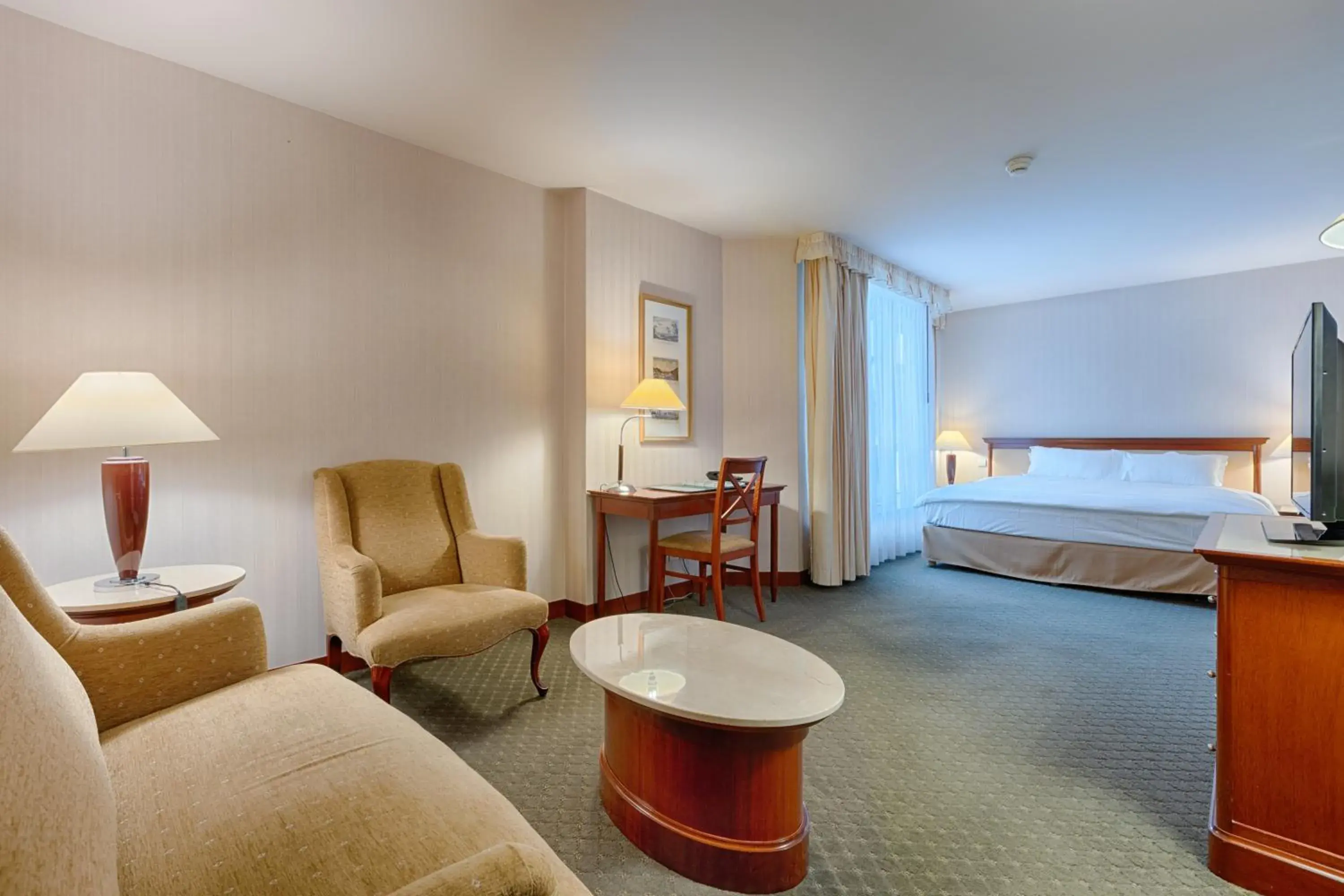 Bed in Evergreen Laurel Hotel Bed in Evergreen Laurel Hotel