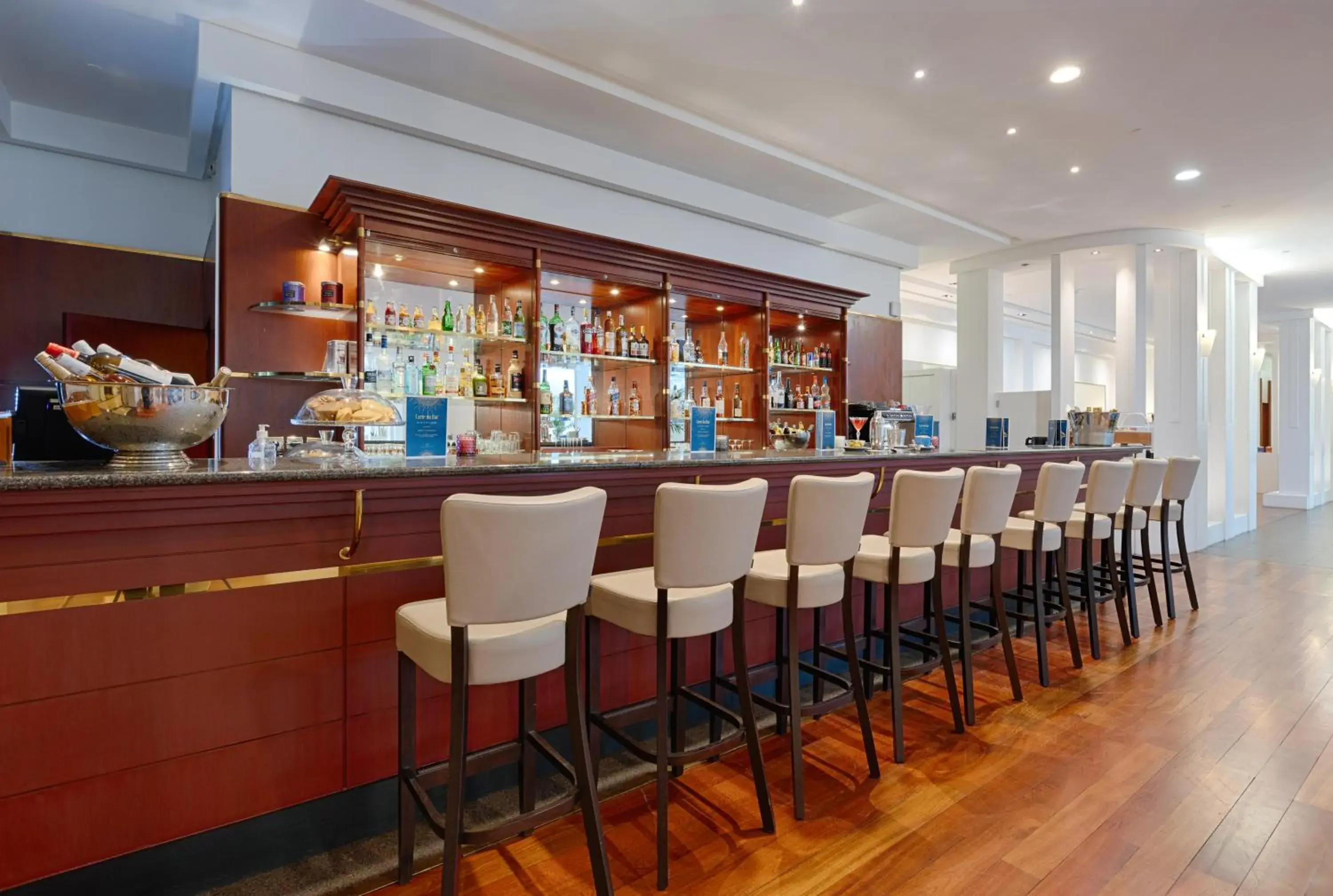 Lounge or bar in Evergreen Laurel Hotel Lounge or bar in Evergreen Laurel Hotel