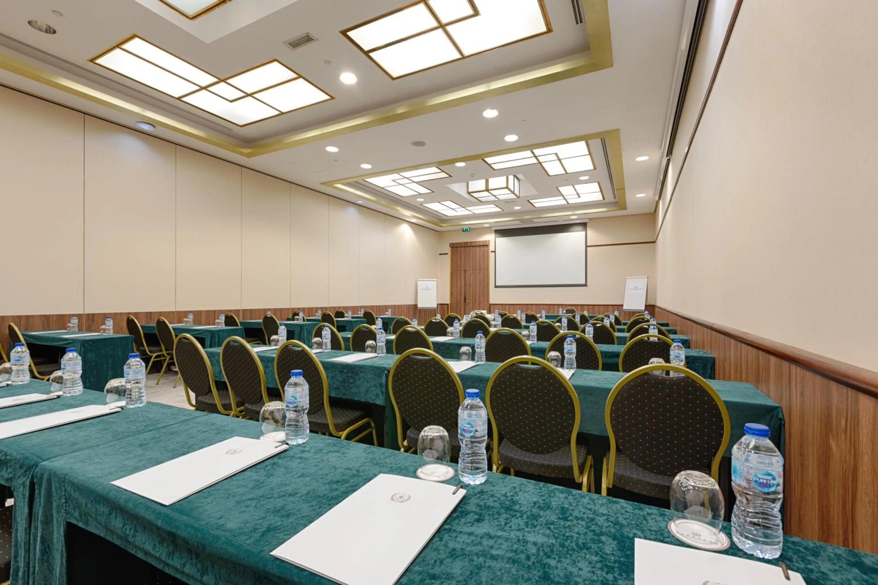 Meeting/conference room in Evergreen Laurel Hotel