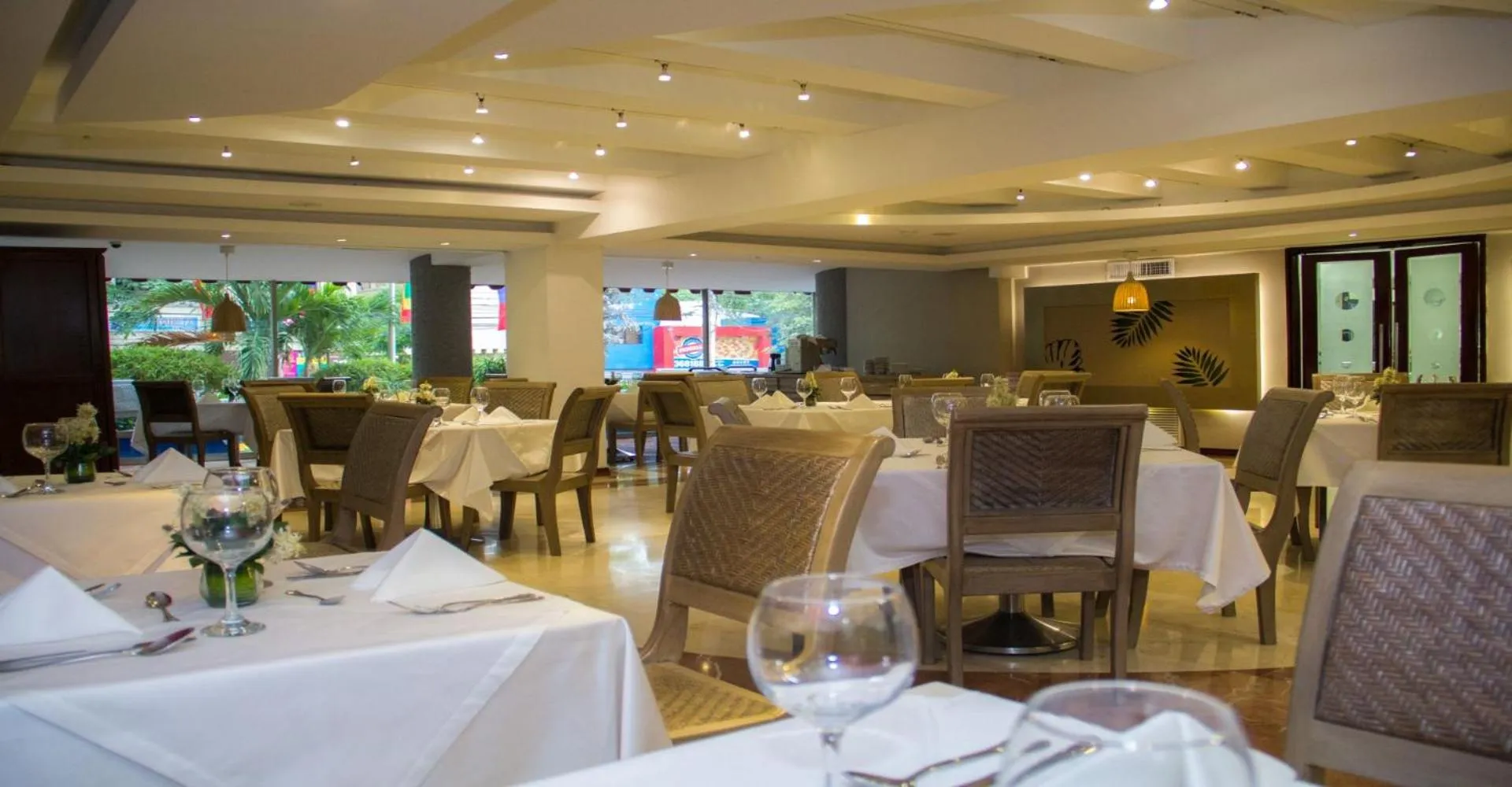 Restaurant/places to eat in Country International Hotel