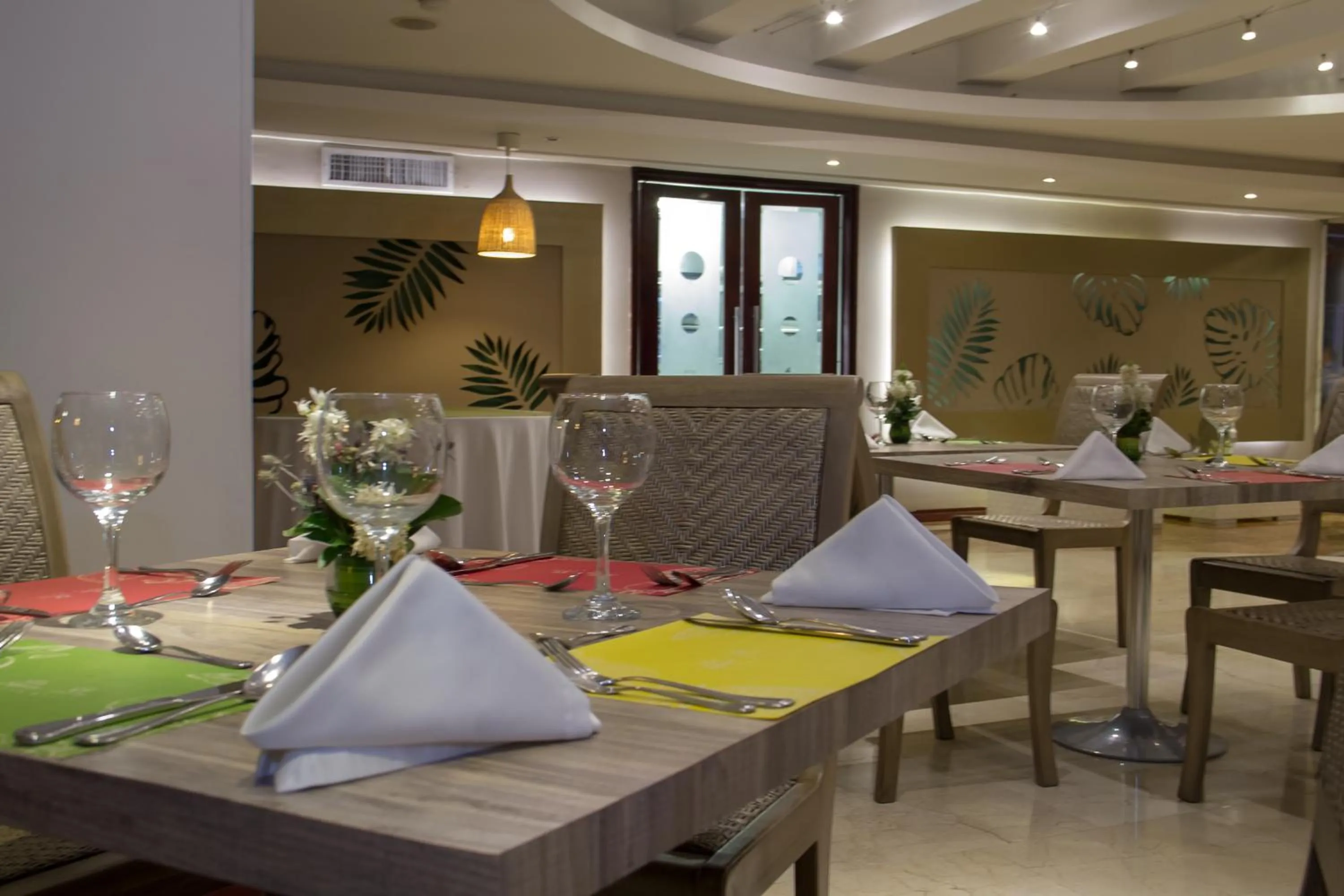 Restaurant/places to eat in Country International Hotel