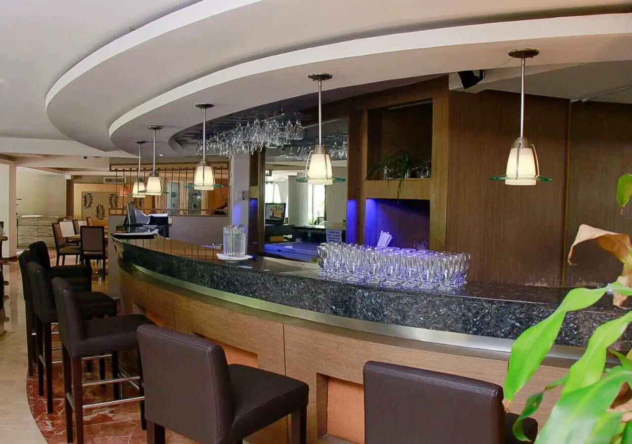 Restaurant/places to eat in Country International Hotel