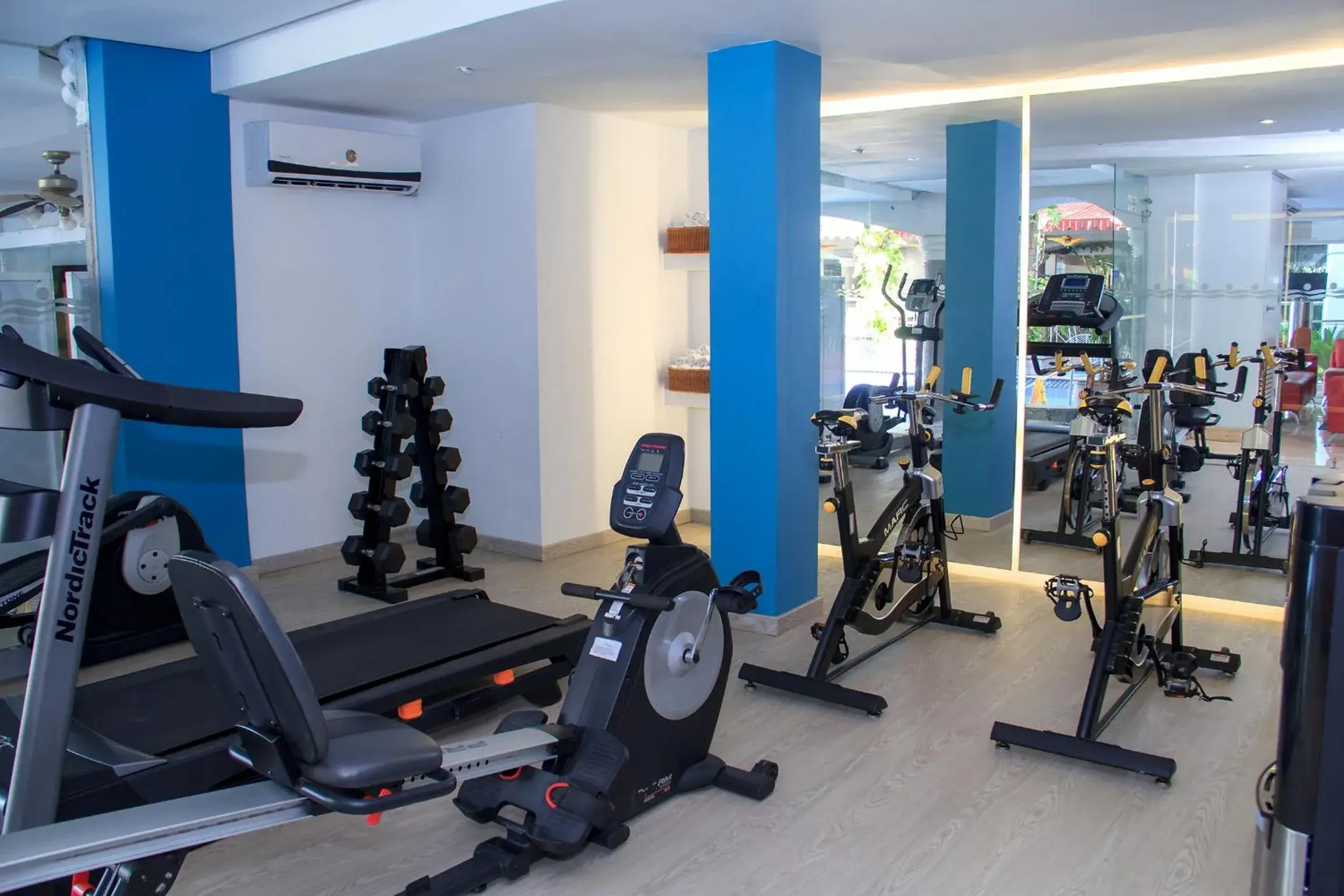 Fitness centre/facilities in Country International Hotel Fitness centre/facilities in Country International Hotel
