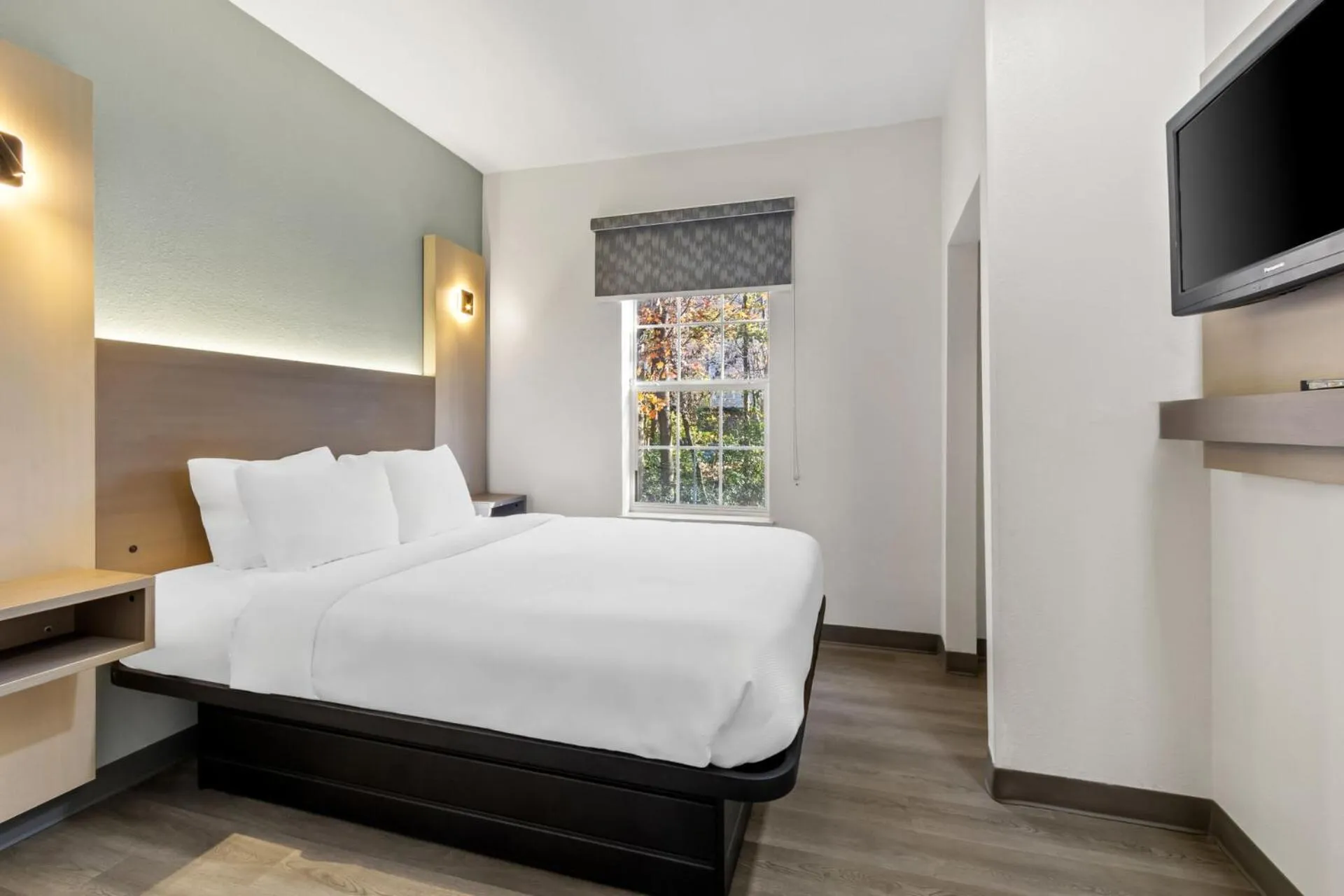 Bed in MainStay Suites Columbia Harbison