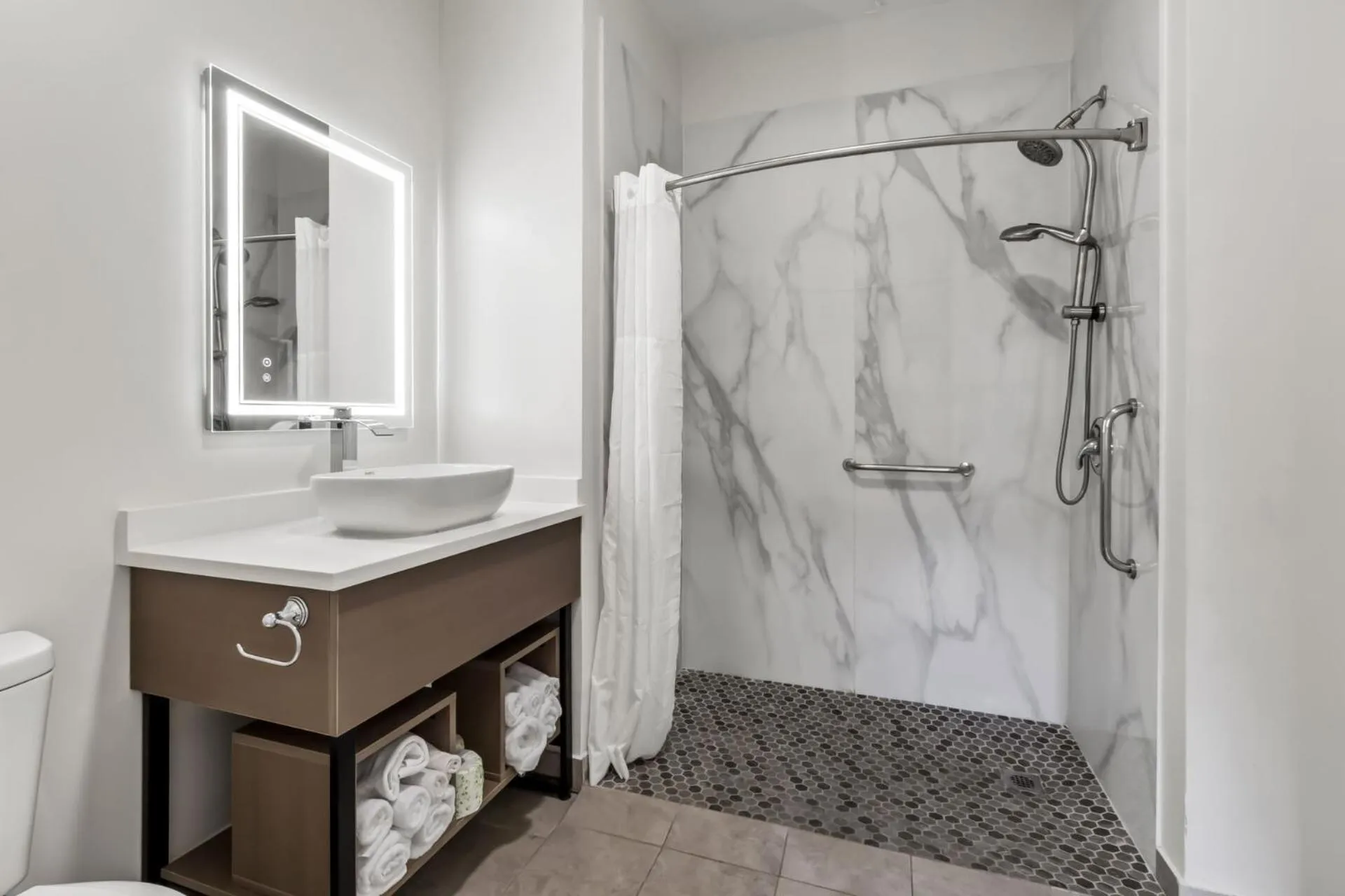 Shower in MainStay Suites Columbia Harbison