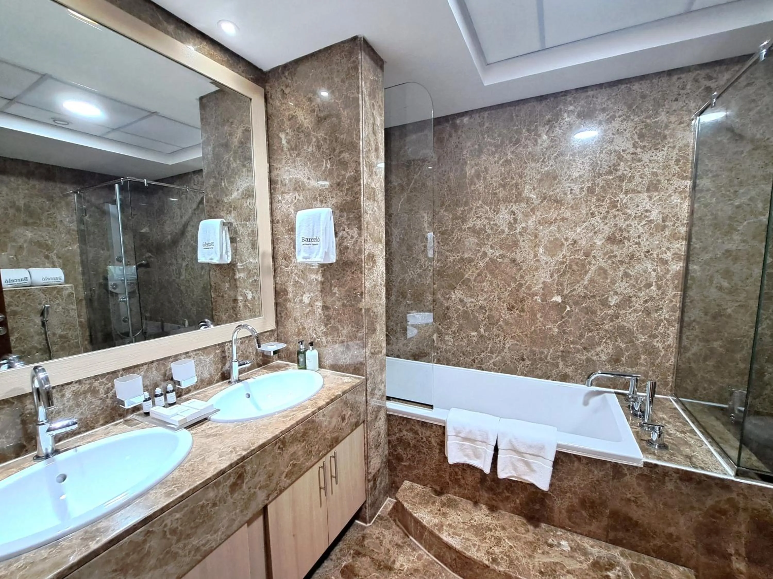 Shower in Barceló Residences Dubai Marina