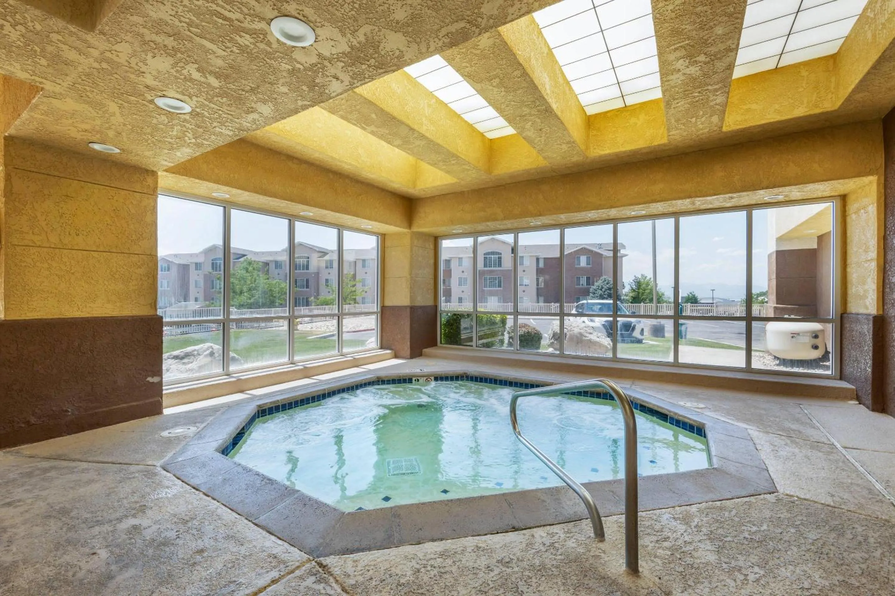 Swimming pool in Comfort Inn & Suites Orem - Provo