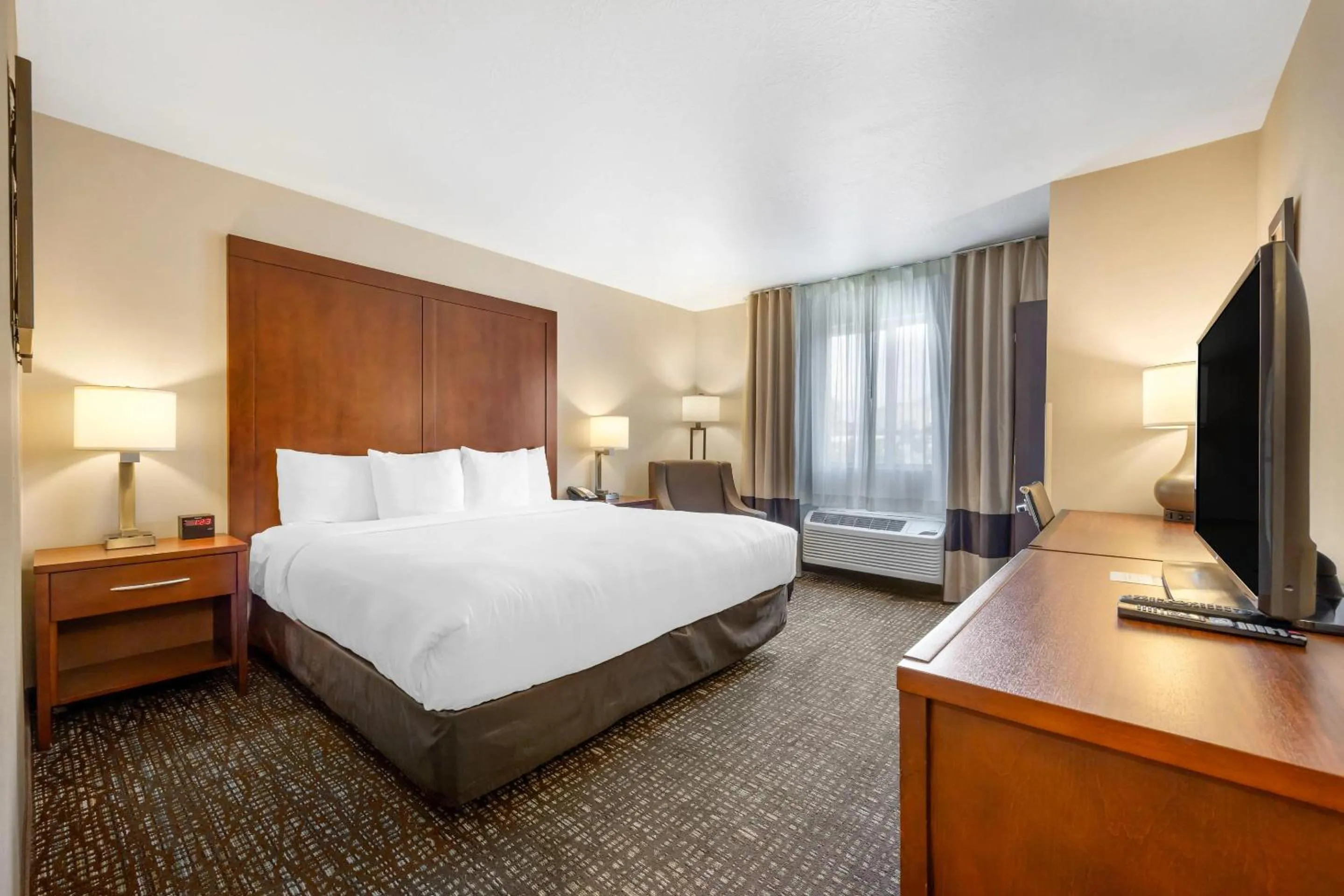 Bedroom, Bed in Comfort Inn & Suites Orem - Provo