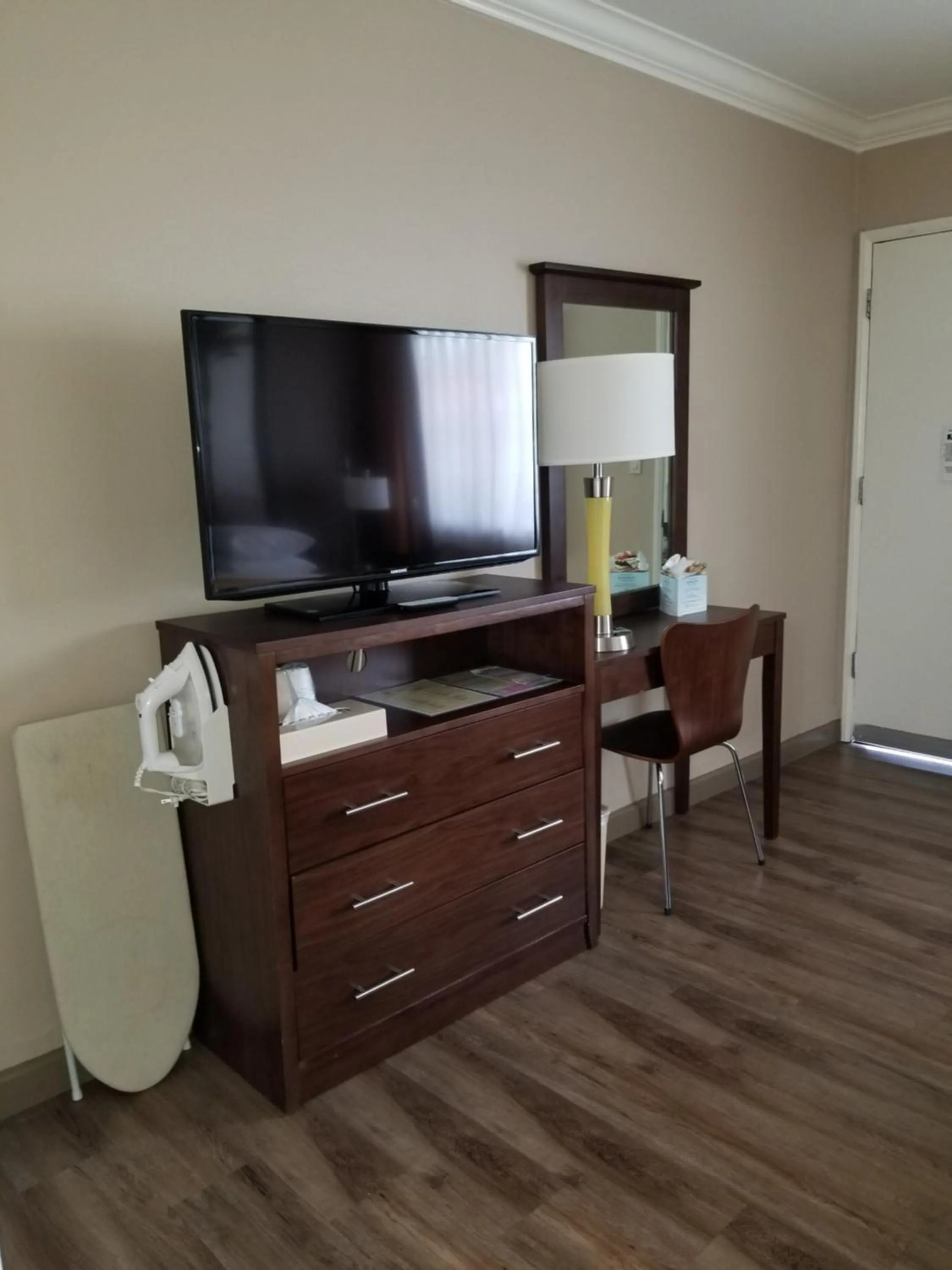 TV and multimedia in Super 8 by Wyndham Los Angeles-Culver City Area
