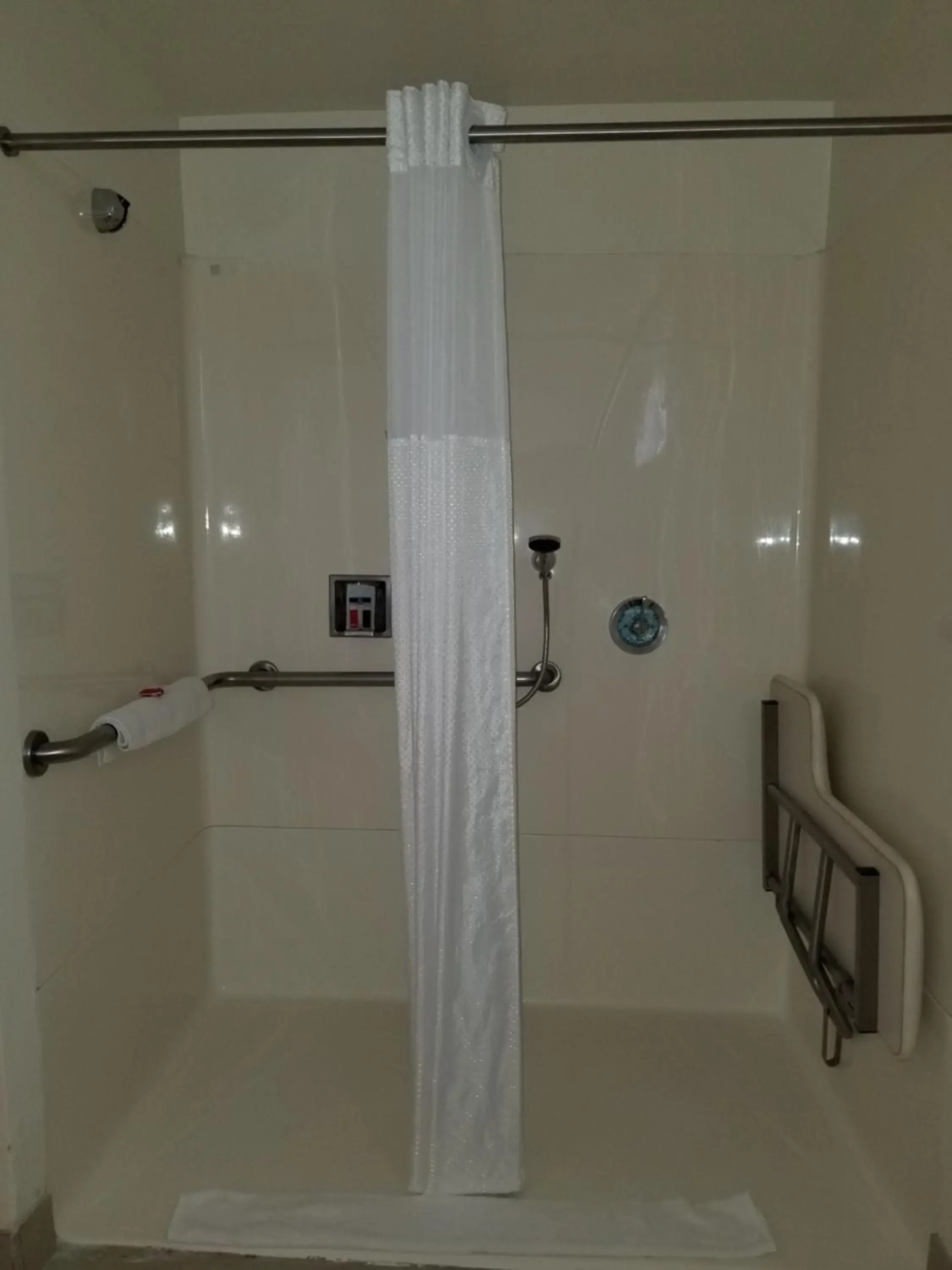 Shower in Super 8 by Wyndham Los Angeles-Culver City Area Shower in Super 8 by Wyndham Los Angeles-Culver City Area