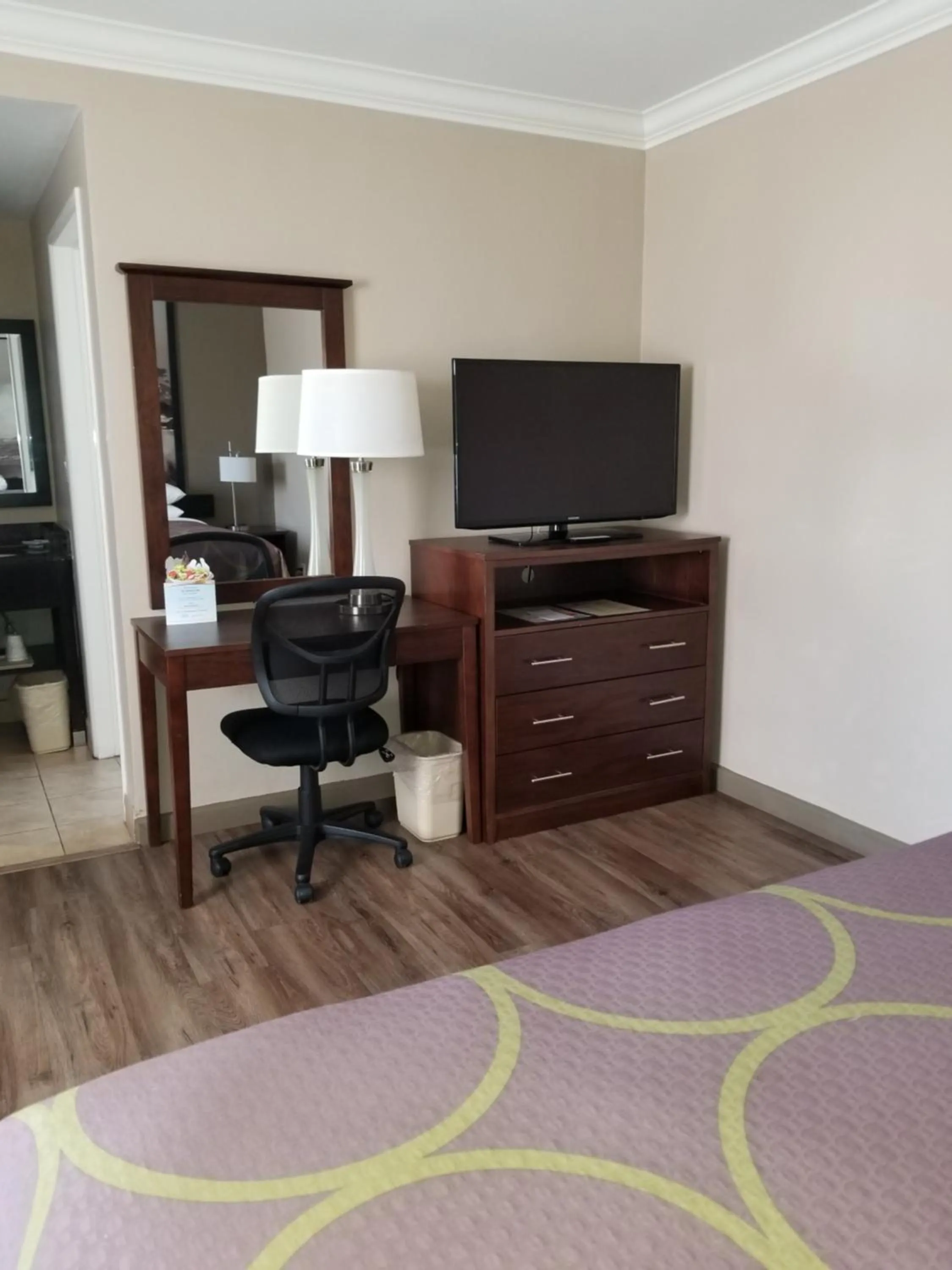 TV and multimedia, Bed in Super 8 by Wyndham Los Angeles-Culver City Area