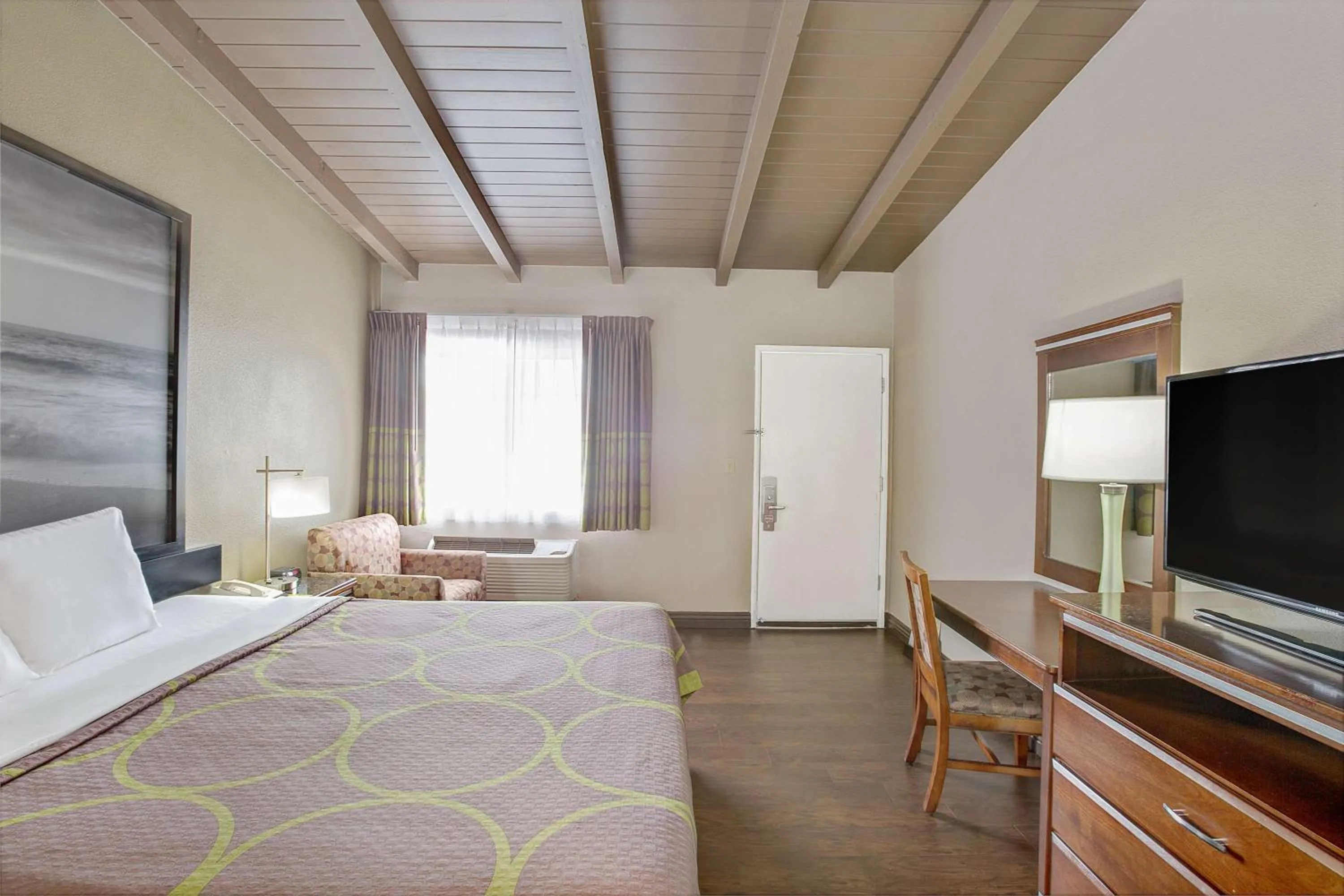 Photo of the whole room, Bed in Super 8 by Wyndham Los Angeles-Culver City Area