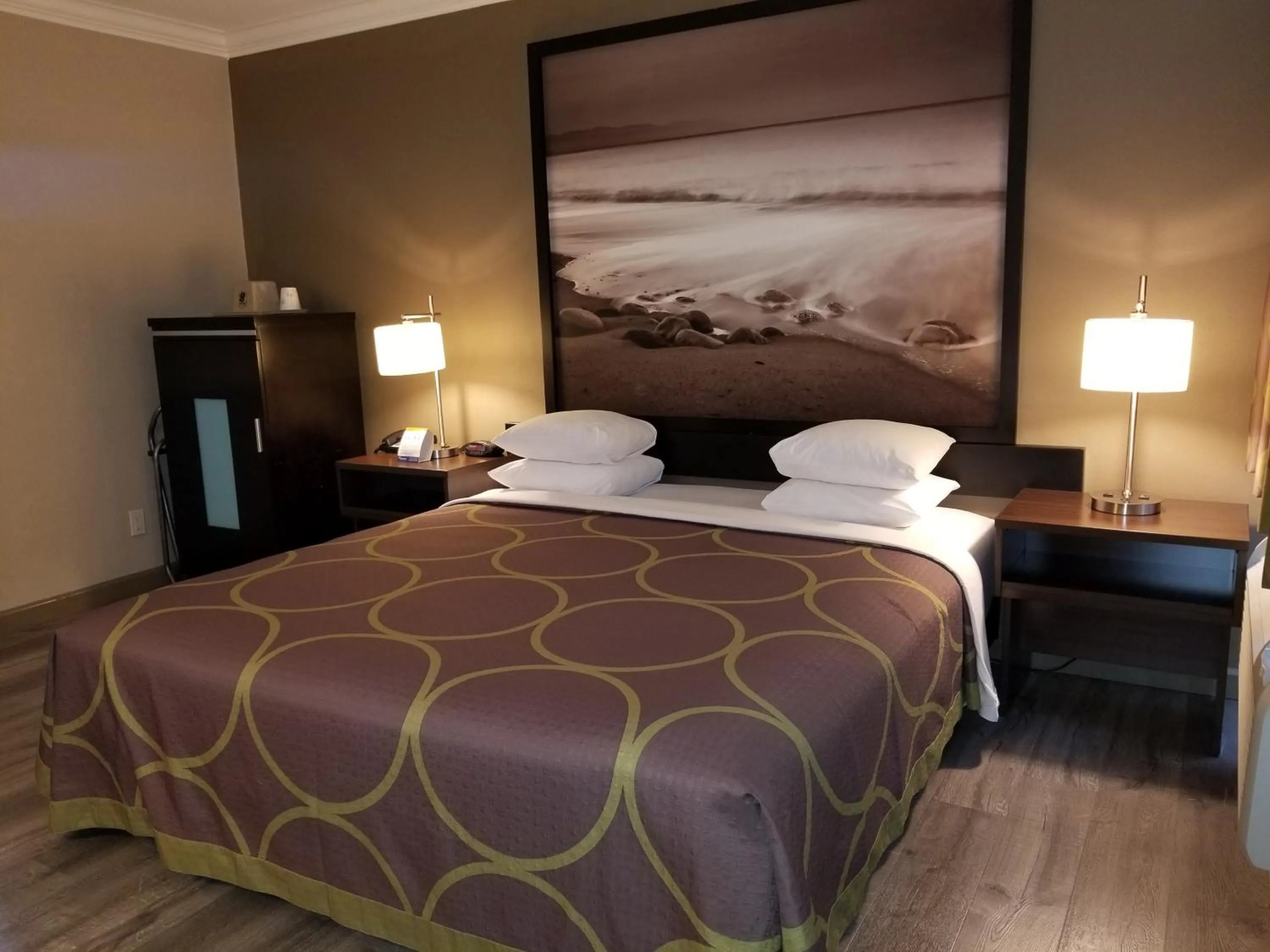 Bed in Super 8 by Wyndham Los Angeles-Culver City Area