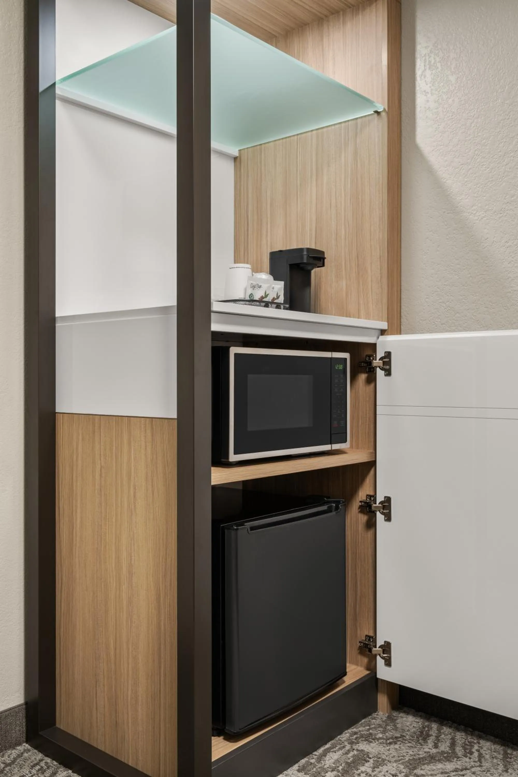 microwave in SpringHill Suites by Marriott Chicago Bolingbrook