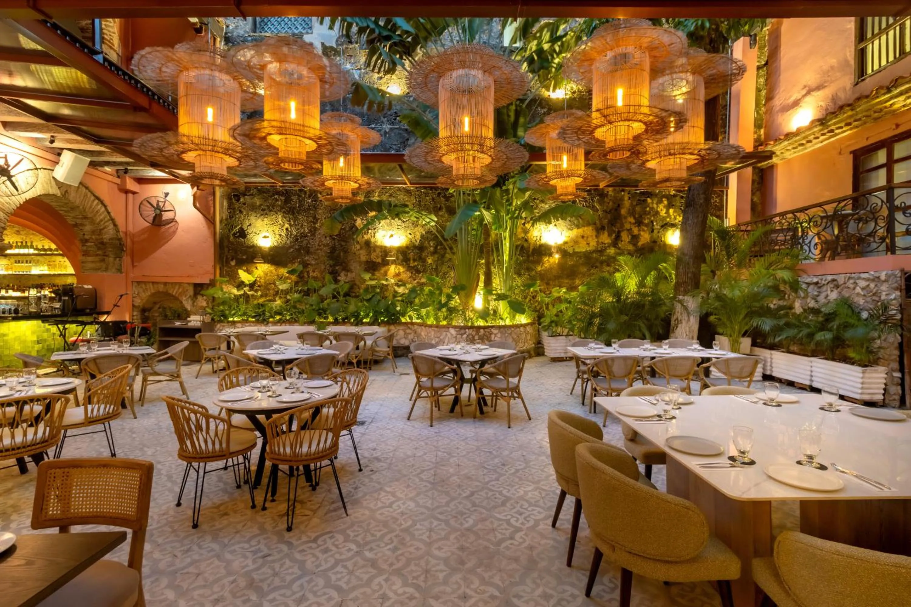Restaurant/places to eat in El Marques Hotel Boutique By GEH Suites