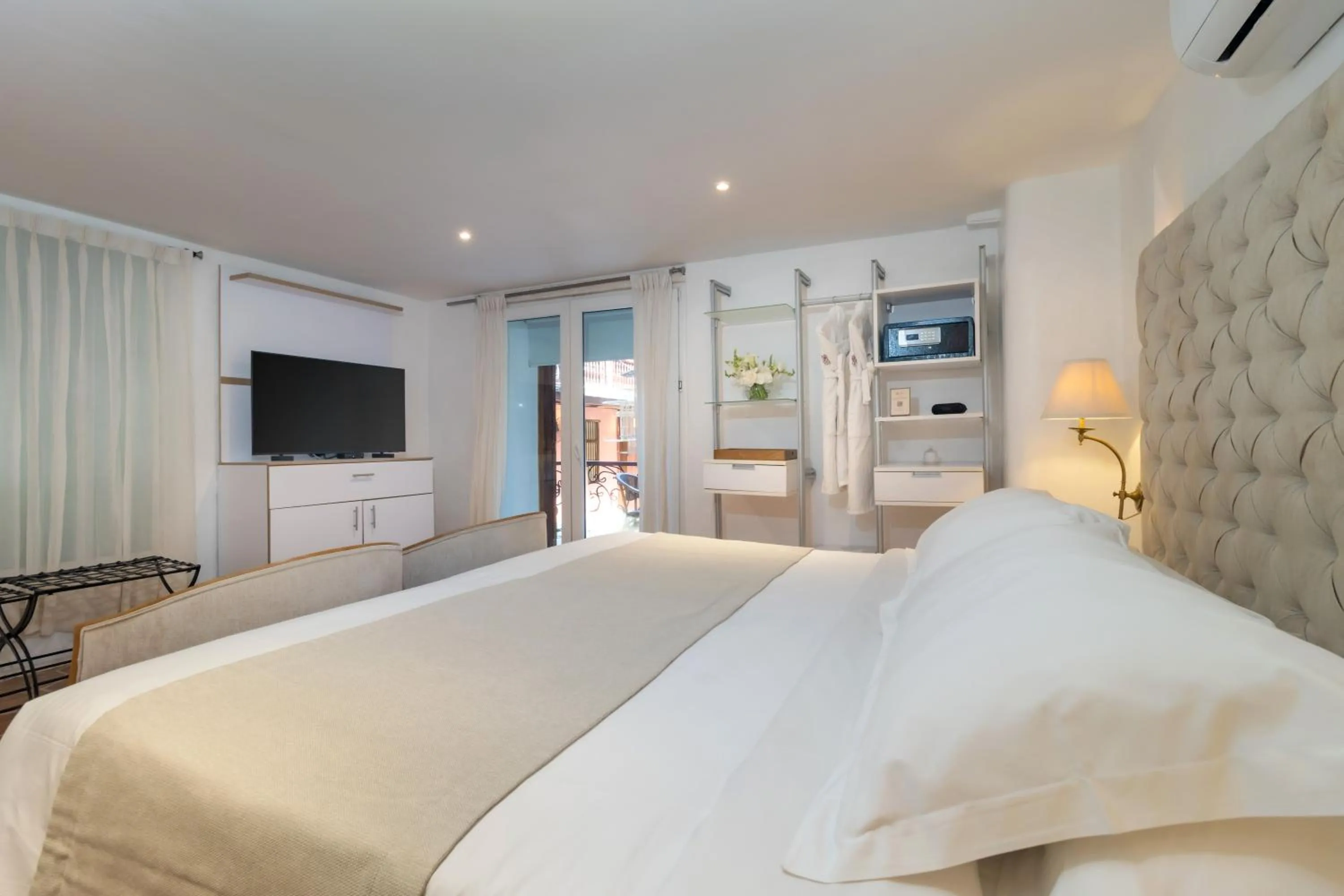 Bed in El Marques Hotel Boutique By GEH Suites