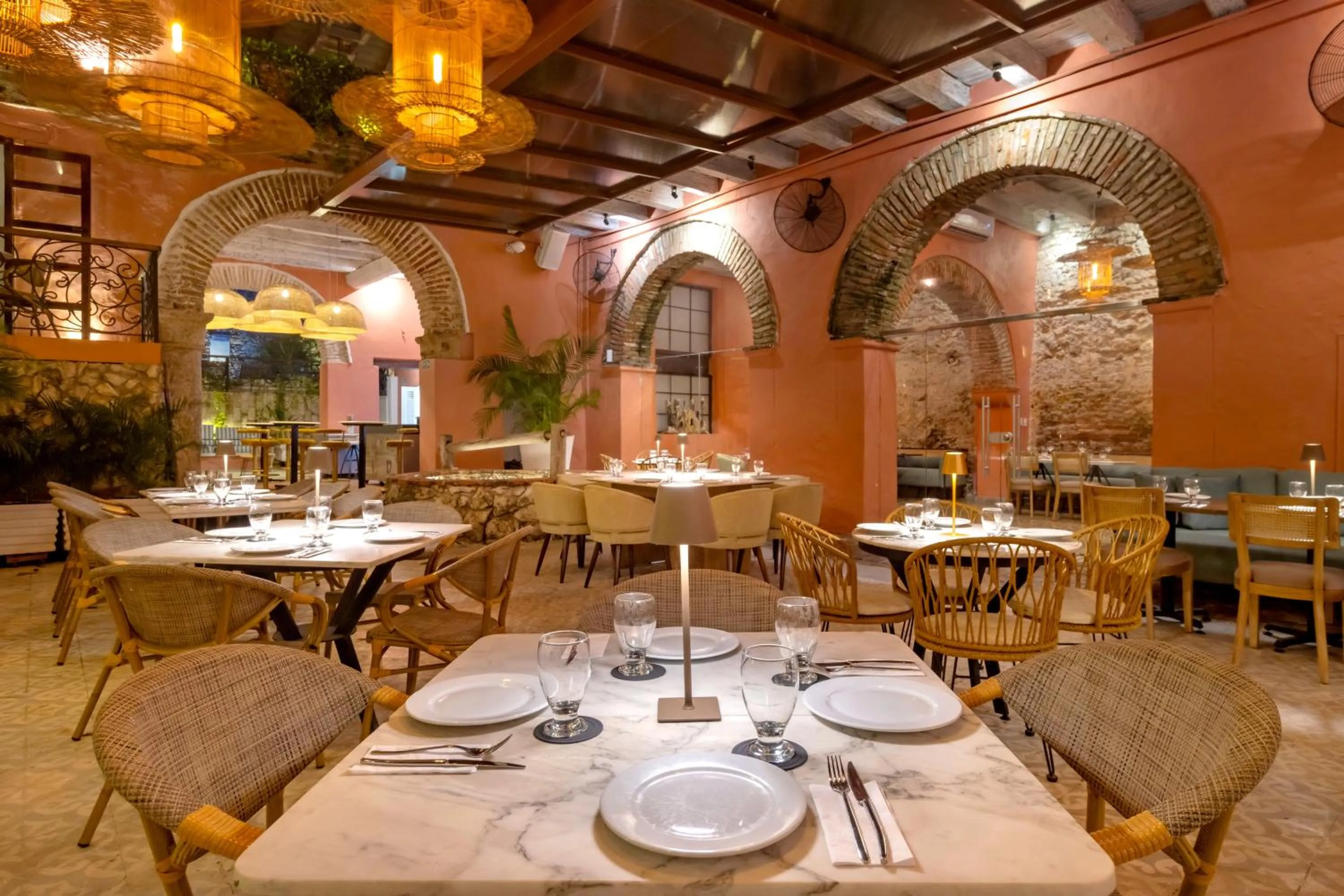 Restaurant/places to eat in El Marques Hotel Boutique By GEH Suites