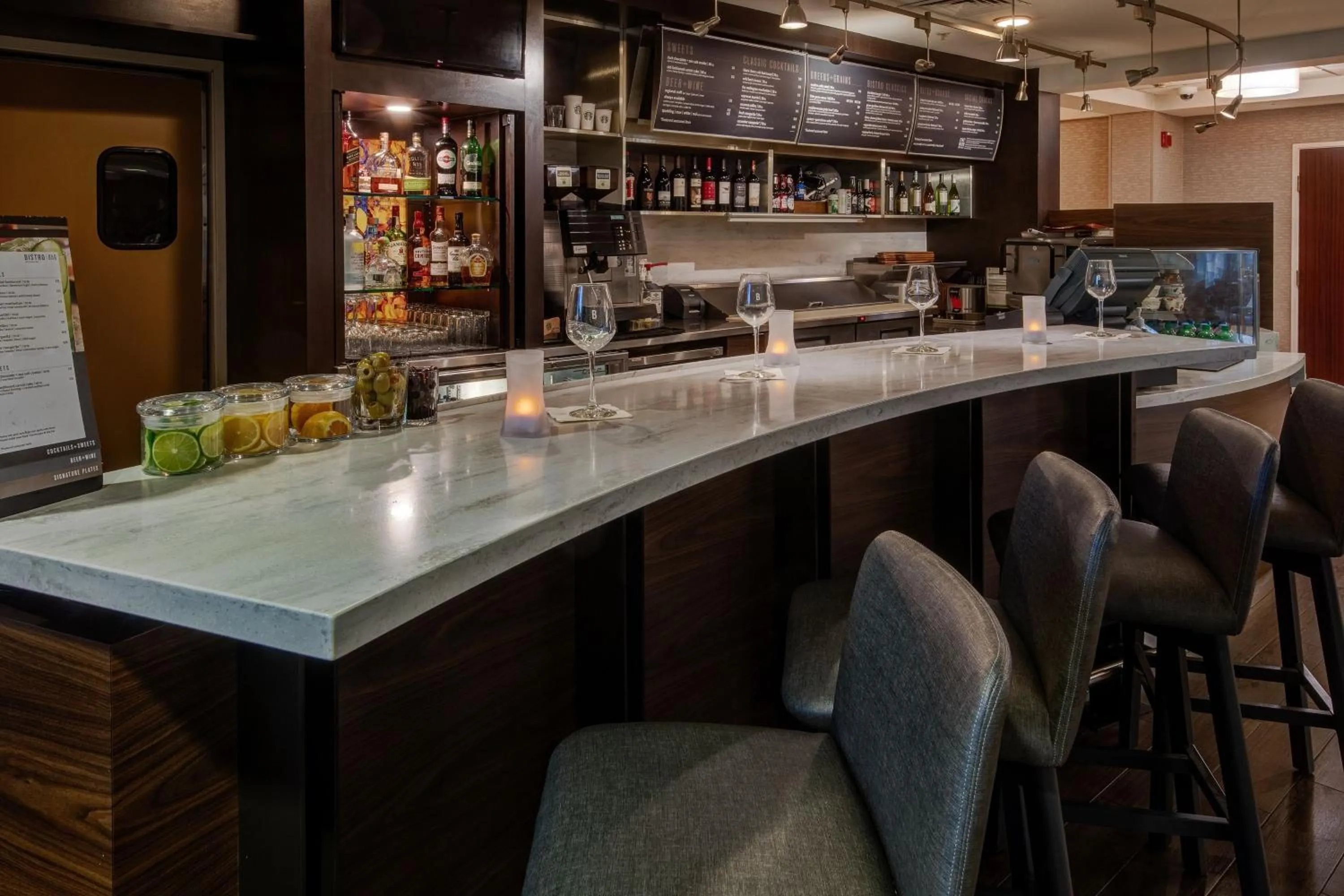 Lounge or bar in Courtyard Chicago St. Charles