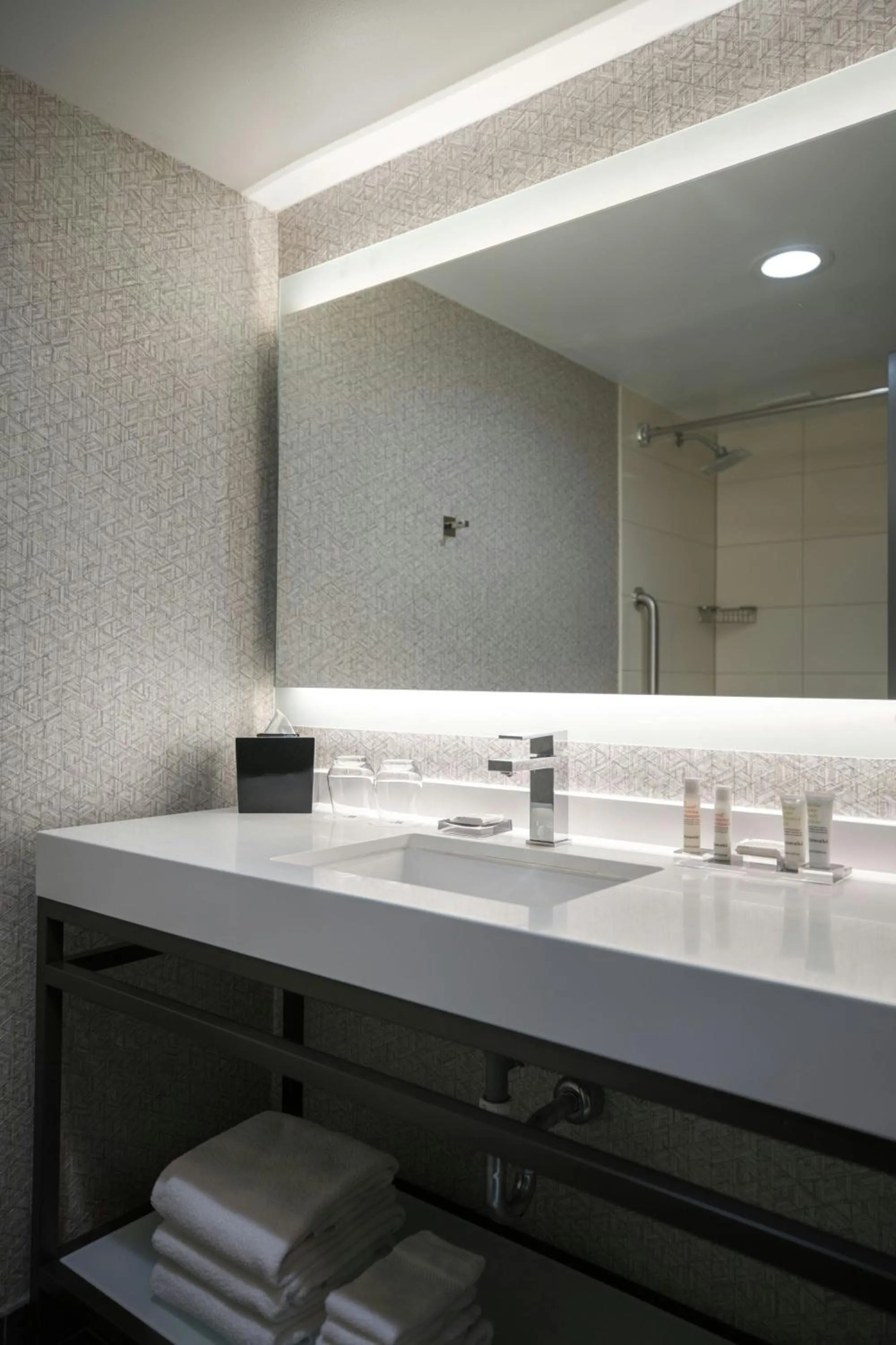 Bathroom in Chicago Marriott Schaumburg