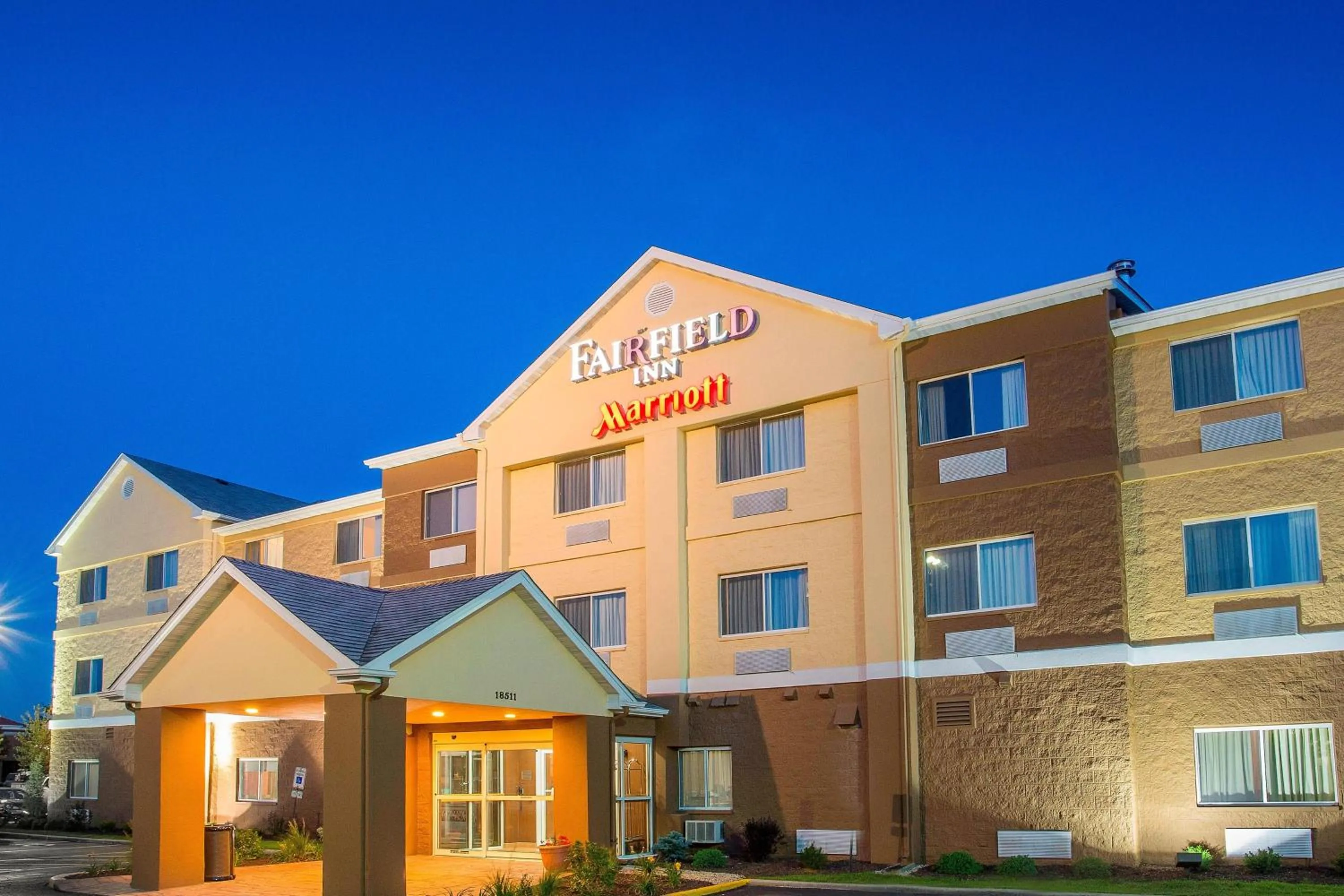 Property building in Fairfield Inn & Suites Chicago Tinley Park