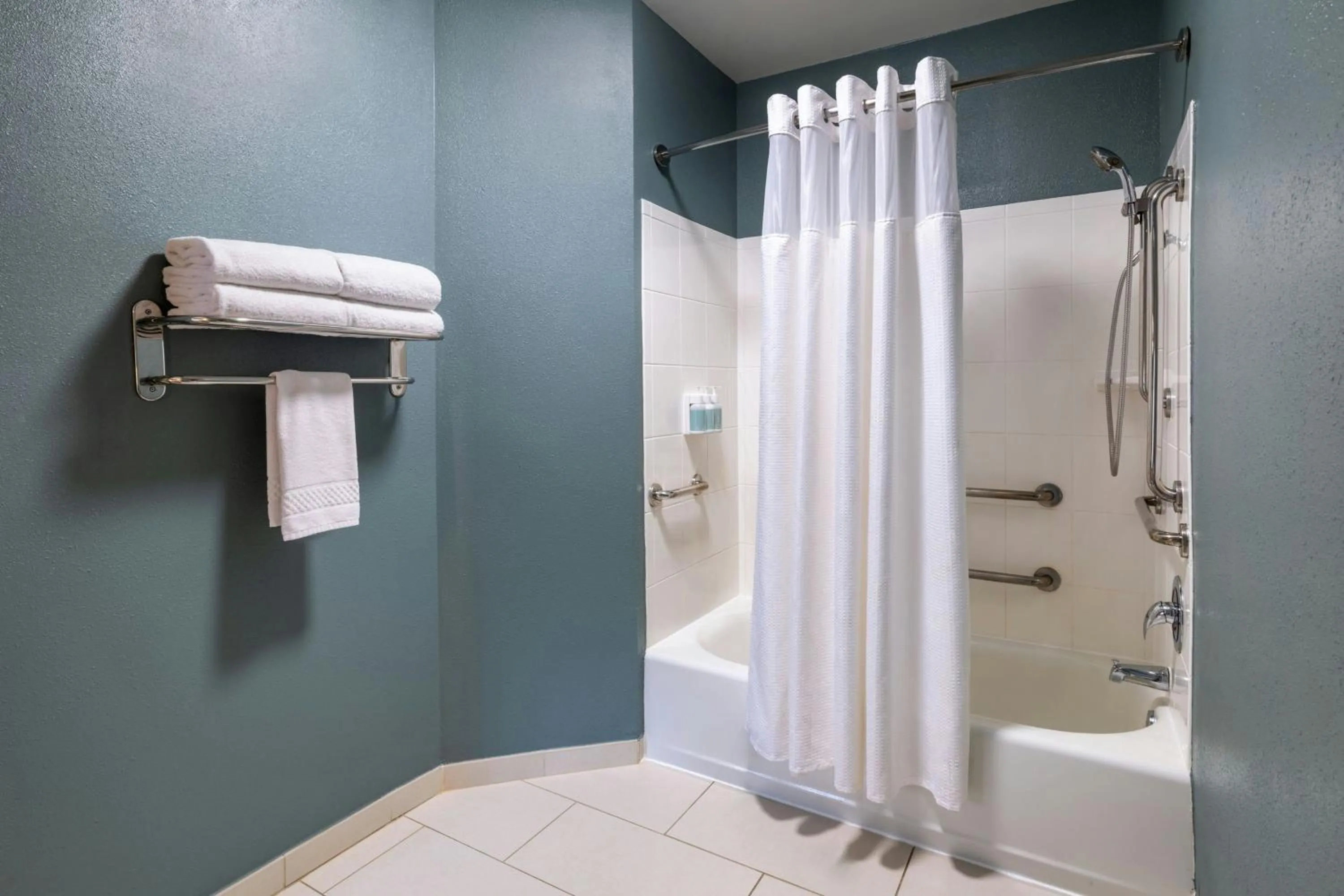 Bathroom in SpringHill Suites by Marriott Charleston North