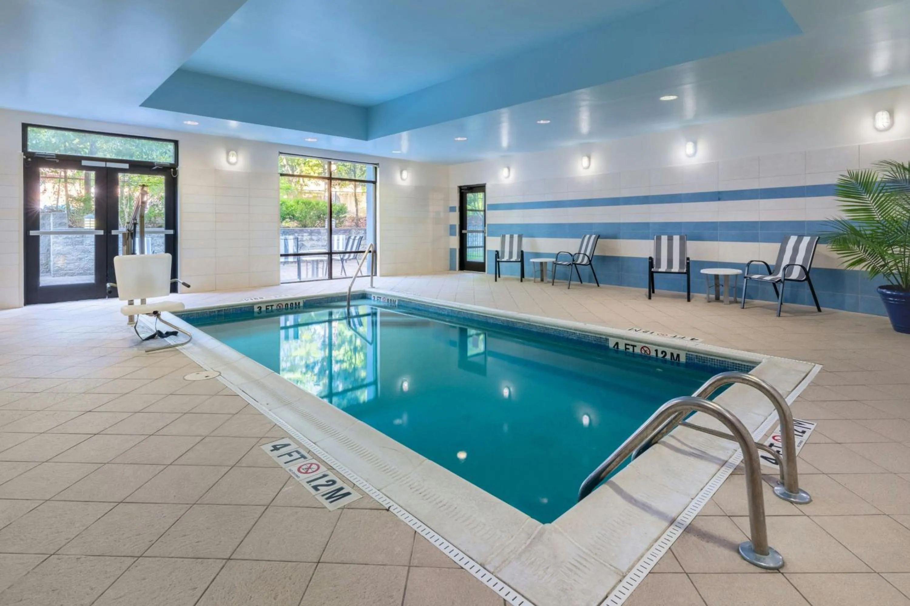 Swimming pool in SpringHill Suites by Marriott Charleston North