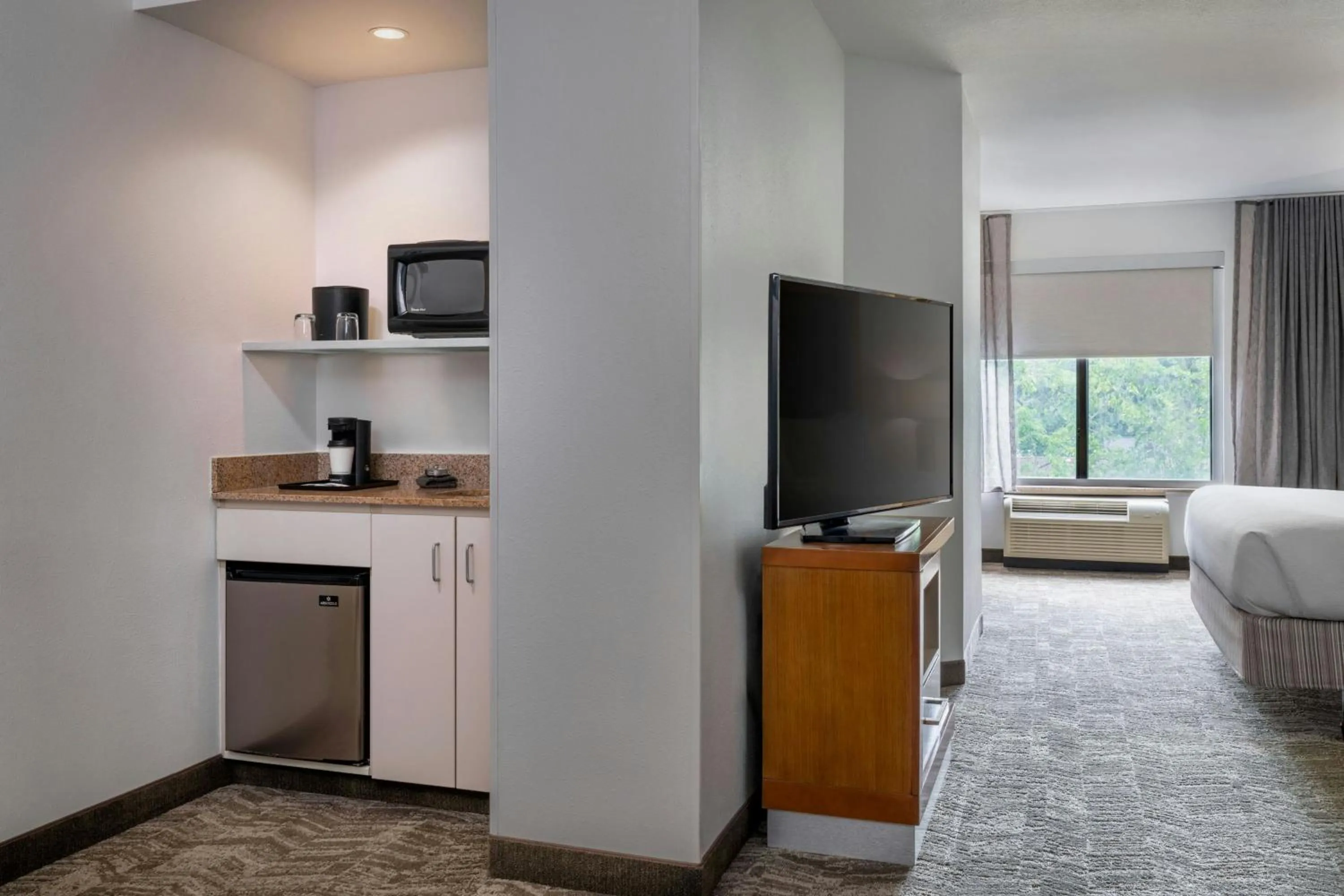 Kitchen or kitchenette, Bed in SpringHill Suites by Marriott Charleston North