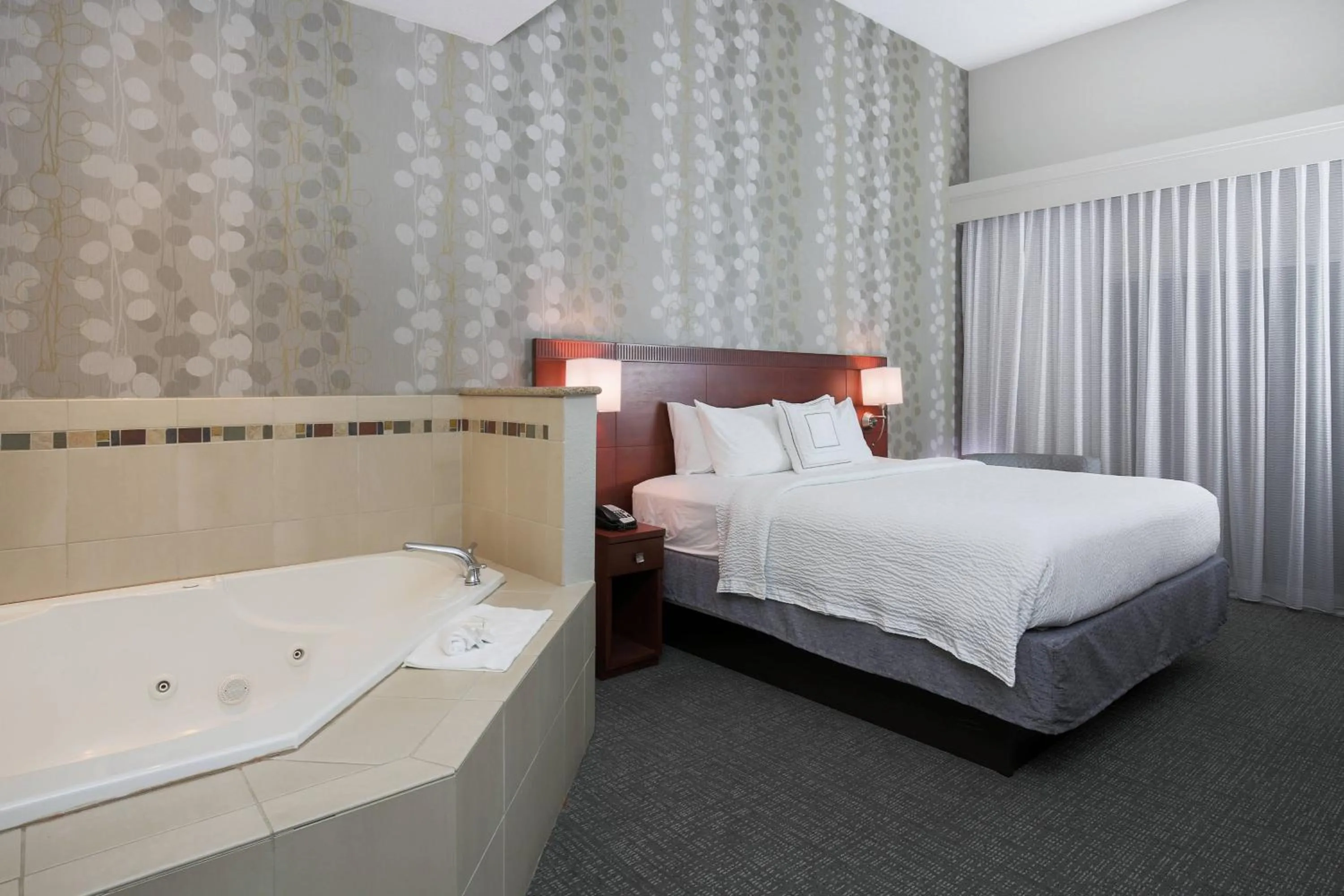 Photo of the whole room, Bed in Courtyard Chico