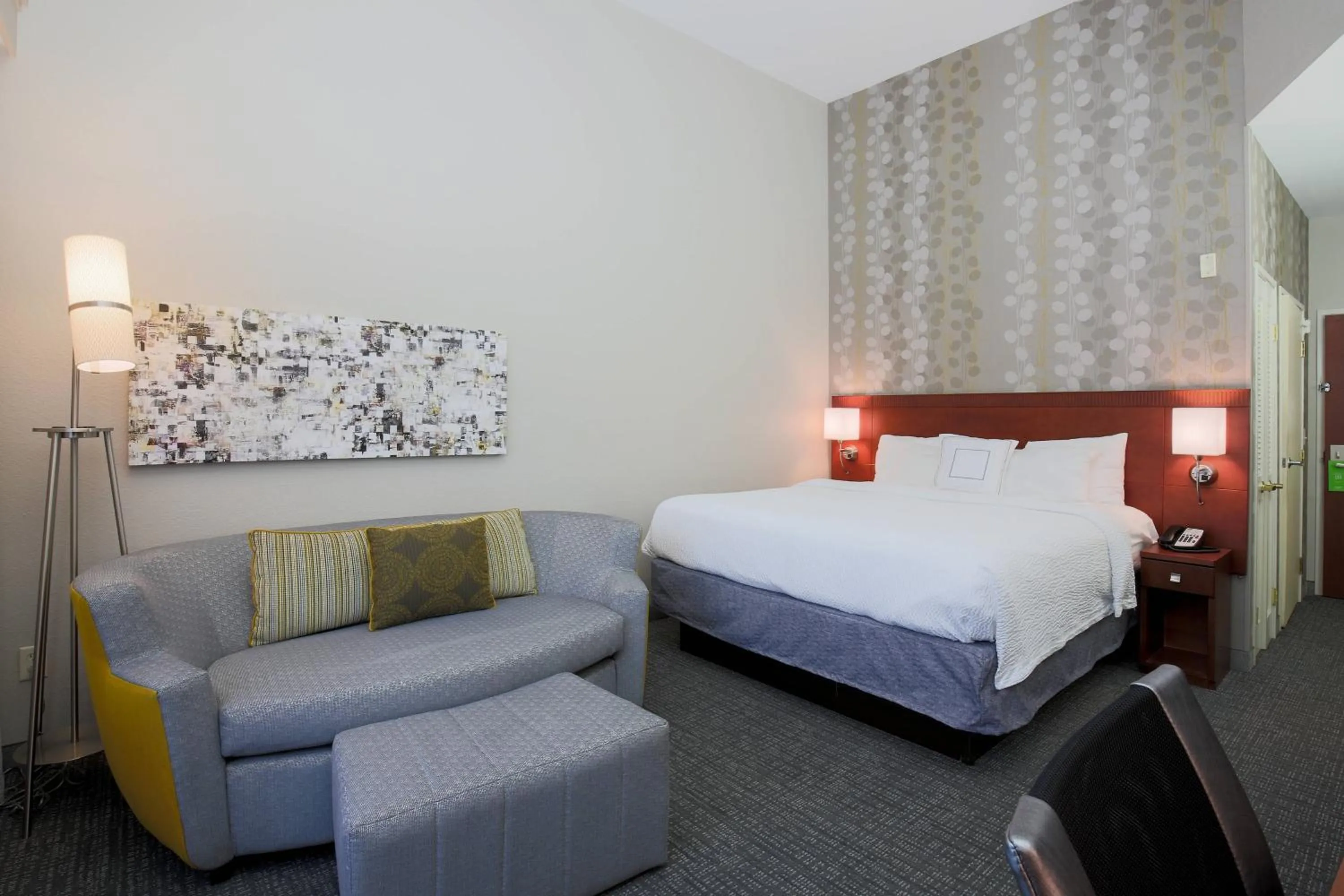 Photo of the whole room, Bed in Courtyard Chico