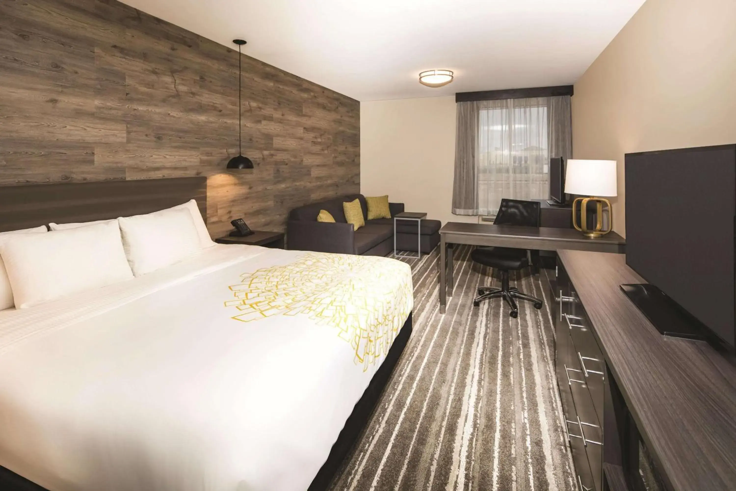 Deluxe King Room with Mobility/Hearing Impaired Access - Non-Smoking in La Quinta Inn & Suites by Wyndham Atlanta South - McDonough Deluxe King Room with Mobility/Hearing Impaired Access - Non-Smoking in La Quinta Inn & Suites by Wyndham Atlanta South - McDonough