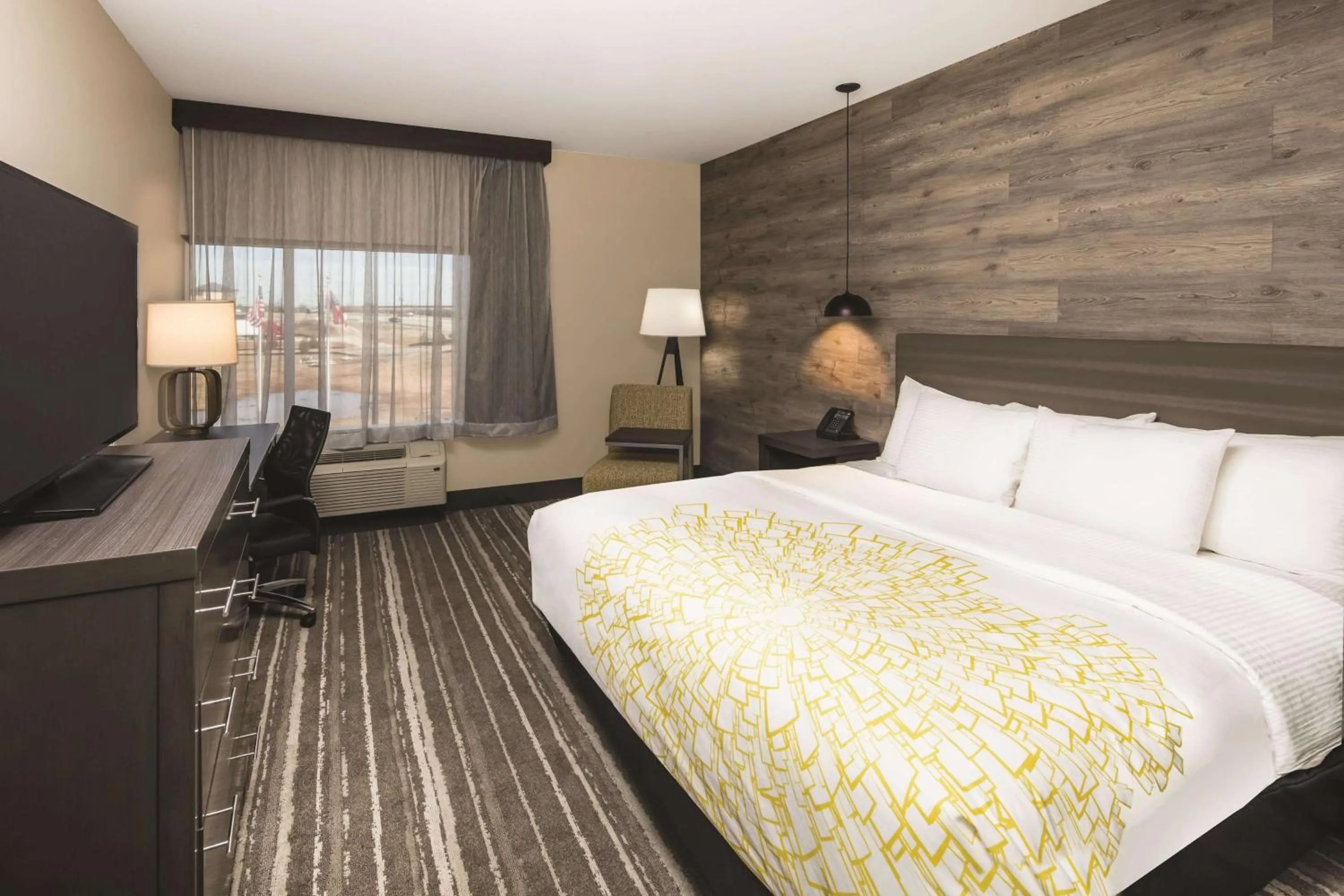 Photo of the whole room, Bed in La Quinta Inn & Suites by Wyndham Atlanta South - McDonough