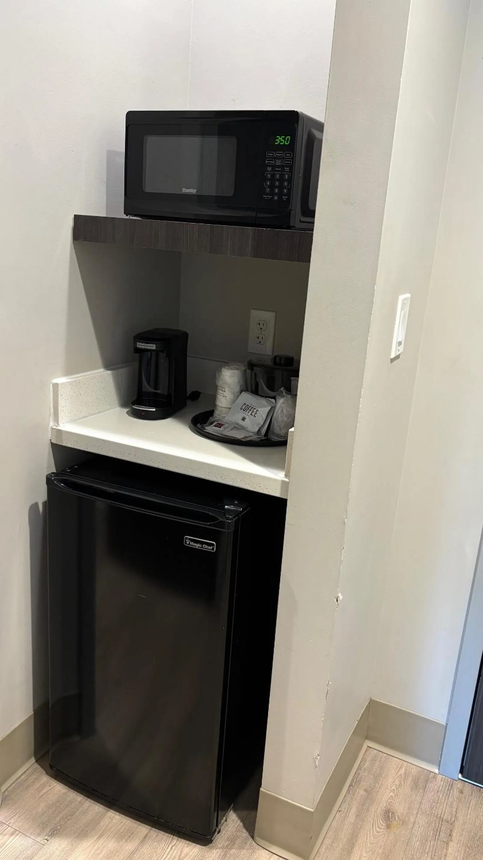 microwave in La Quinta Inn & Suites by Wyndham Atlanta South - McDonough