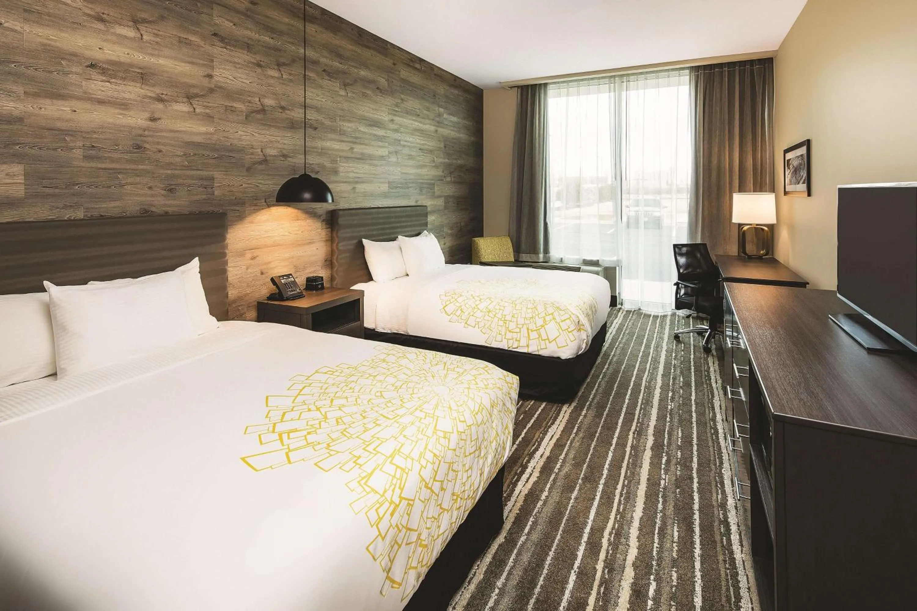 Photo of the whole room, Bed in La Quinta Inn & Suites by Wyndham Atlanta South - McDonough