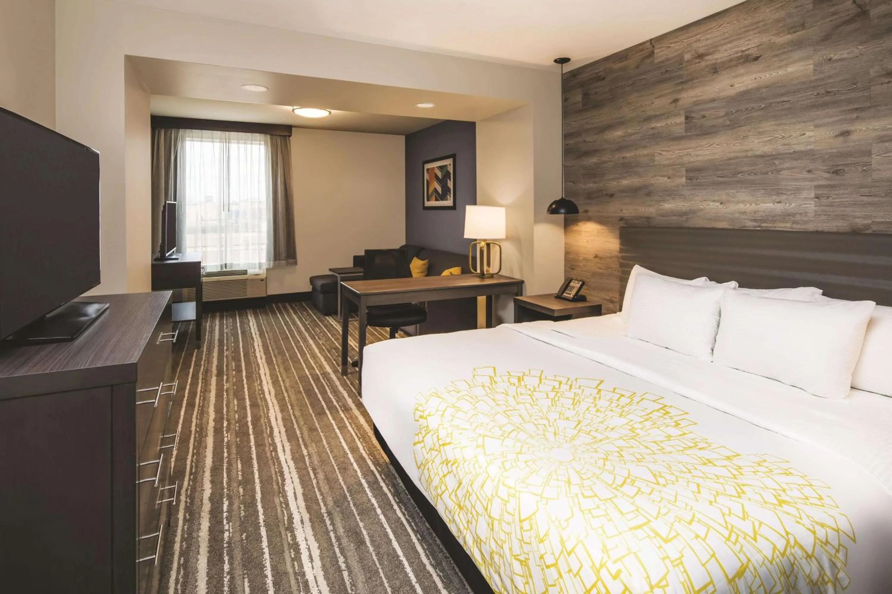 Photo of the whole room, Bed in La Quinta Inn & Suites by Wyndham Atlanta South - McDonough