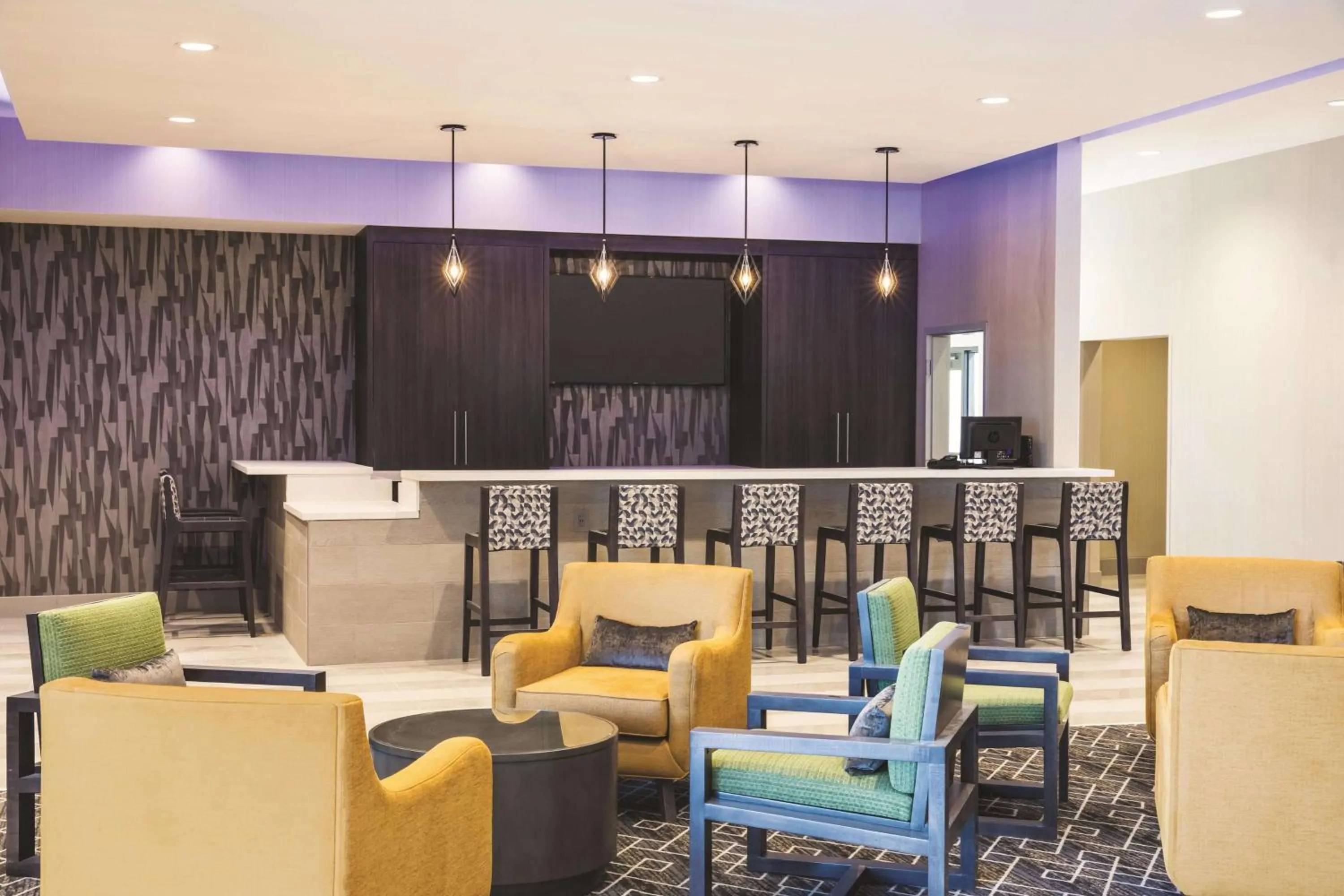 Lounge or bar in La Quinta Inn & Suites by Wyndham Atlanta South - McDonough